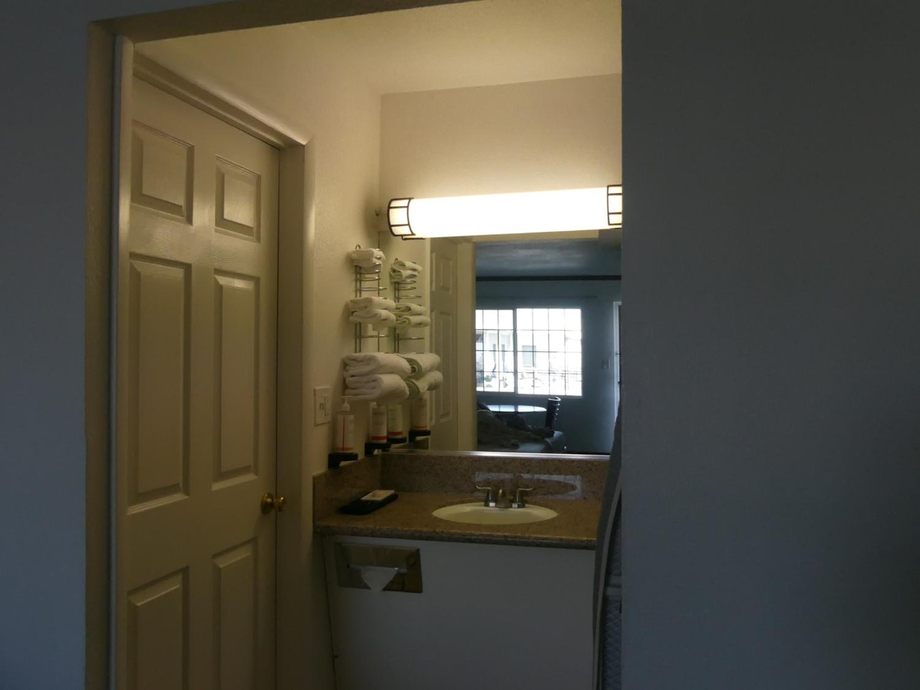 Standard King Room photo 3