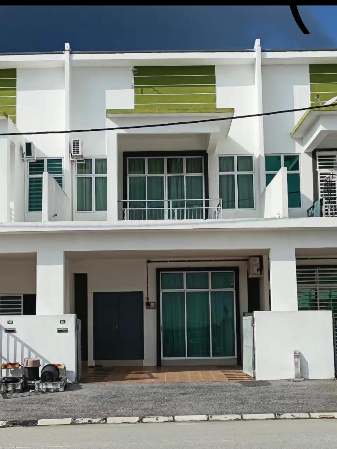 Four-Bedroom House photo 2