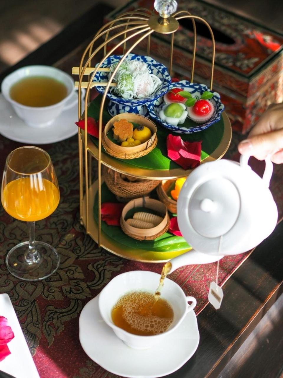 Honeymoon Lanna Suite with Balcony (Included Sparkling wine 1 Btl, Rose Petals, 1 time Afternoon Tea) - Photo 2