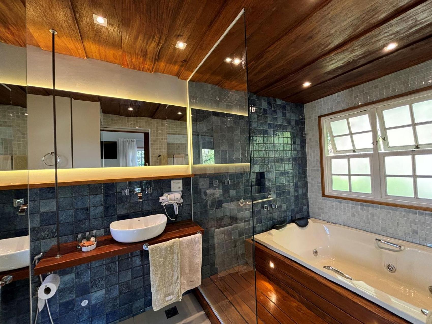 Queen Suite with Spa Bath photo 3