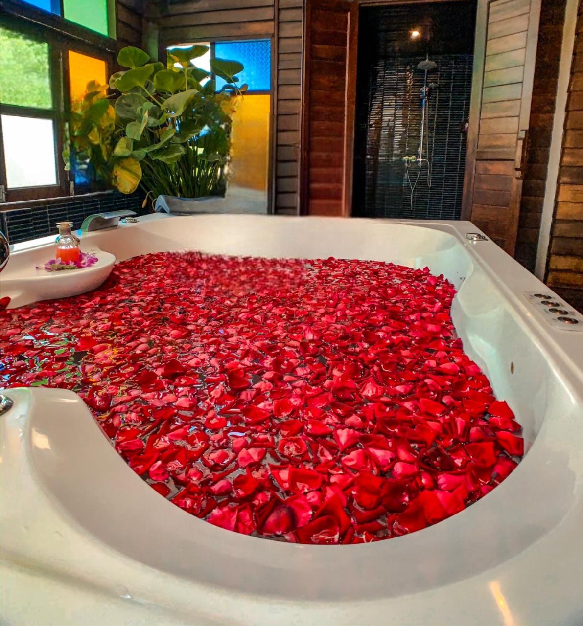 Honeymoon Lanna Suite with Balcony (Included Sparkling wine 1 Btl, Rose Petals, 1 time Afternoon Tea) - Photo 3