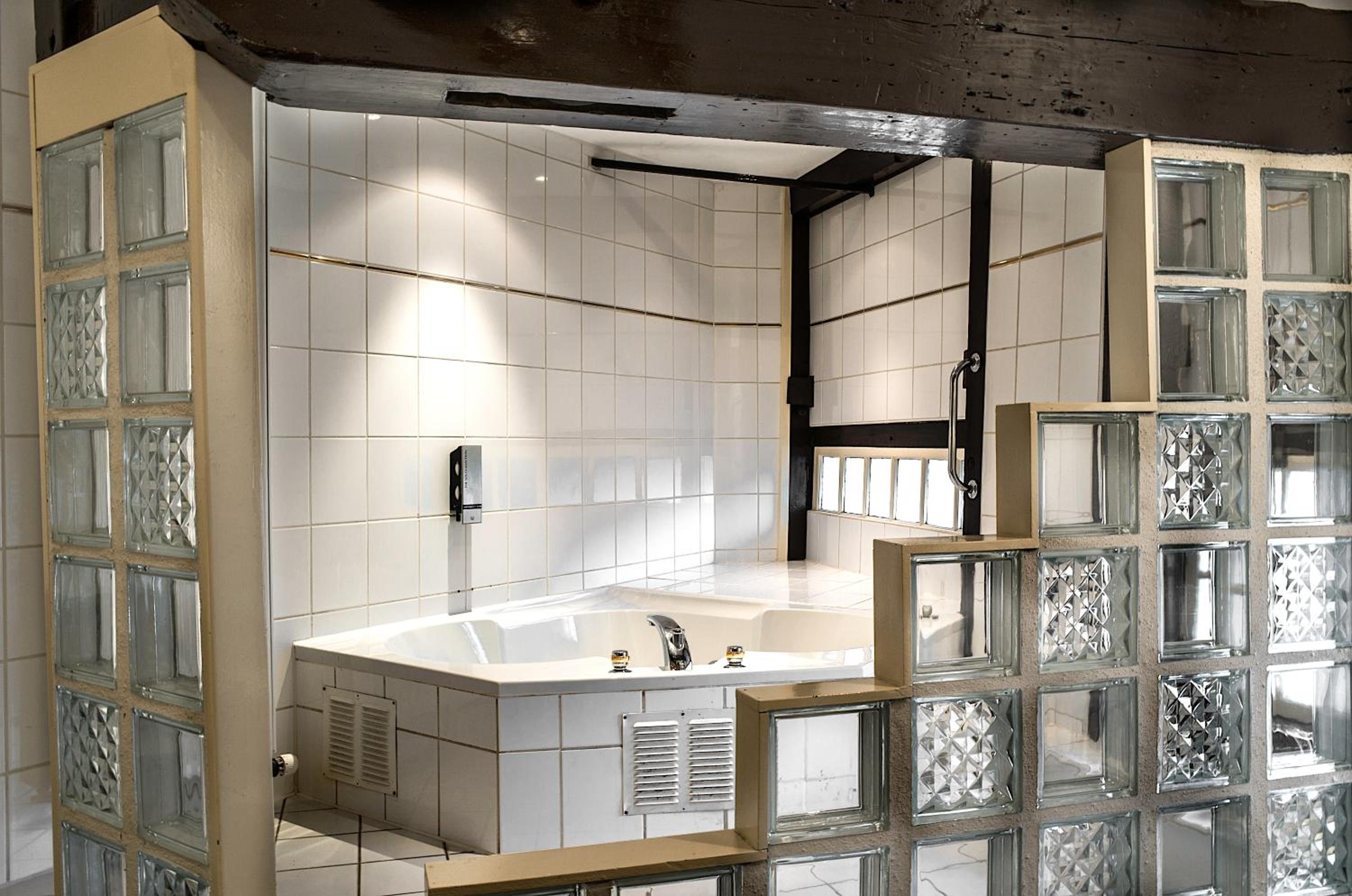 Double Room with Spa Bath photo 2