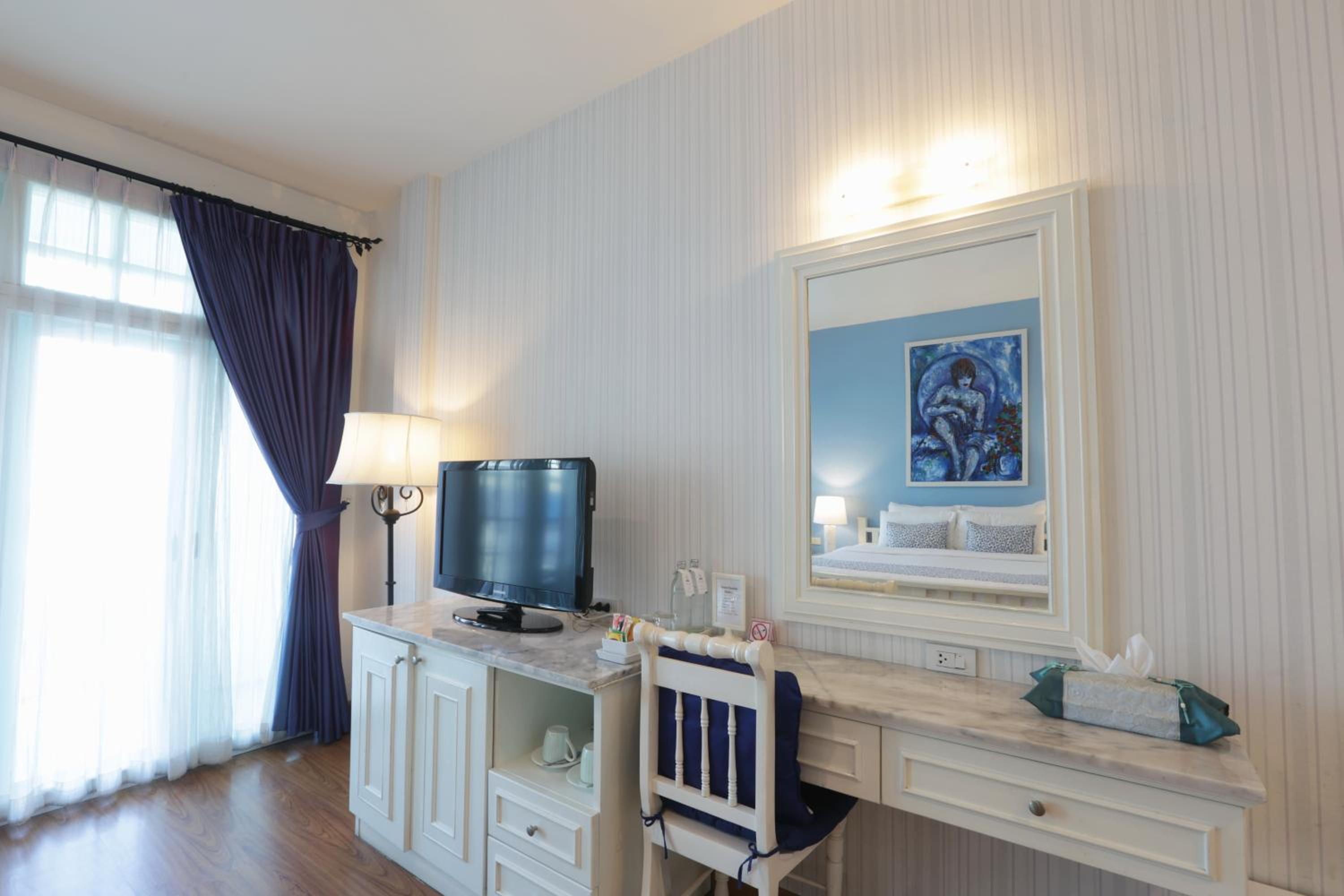 Premium Deluxe 2 Twin City View with Balcony - Photo 5