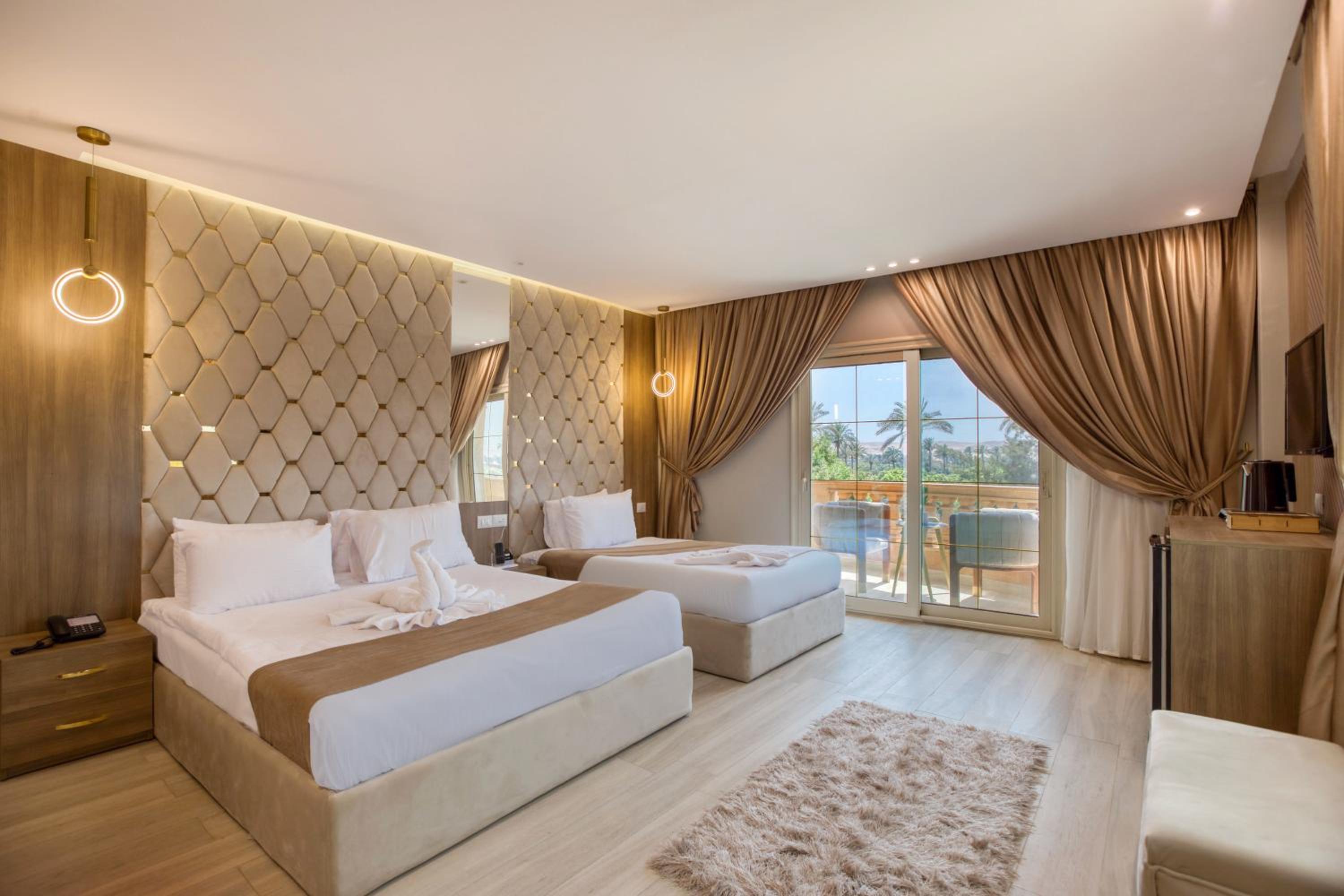 Triple Room with Balcony - Pyramids View photo 1