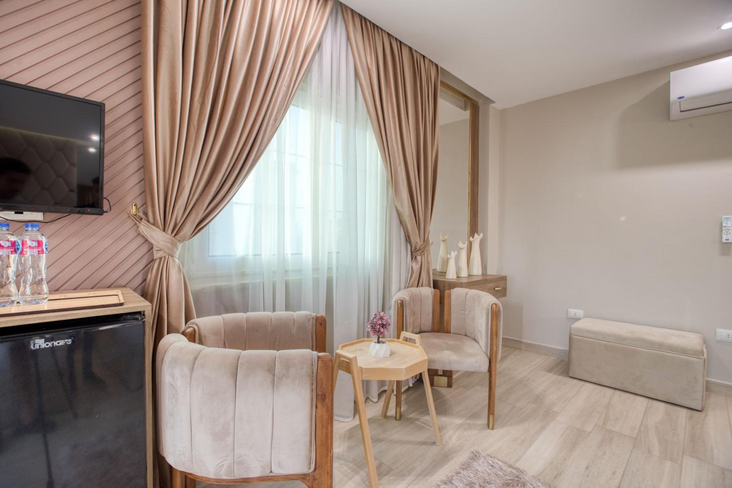 Family Room with Balcony photo 3