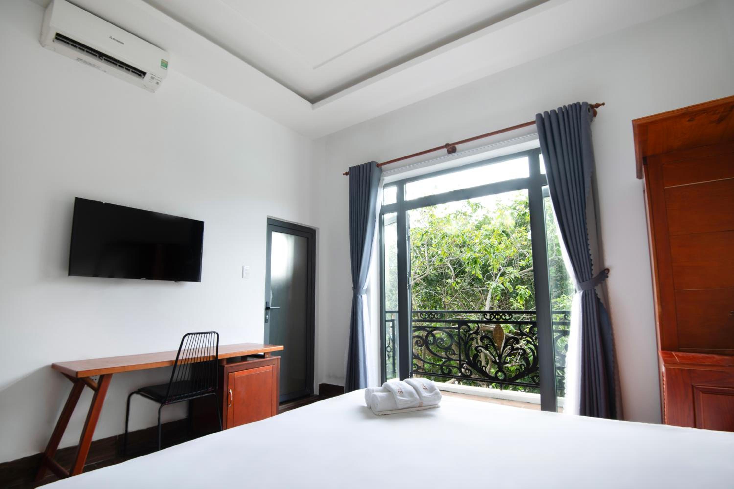 King Room with Balcony photo 1