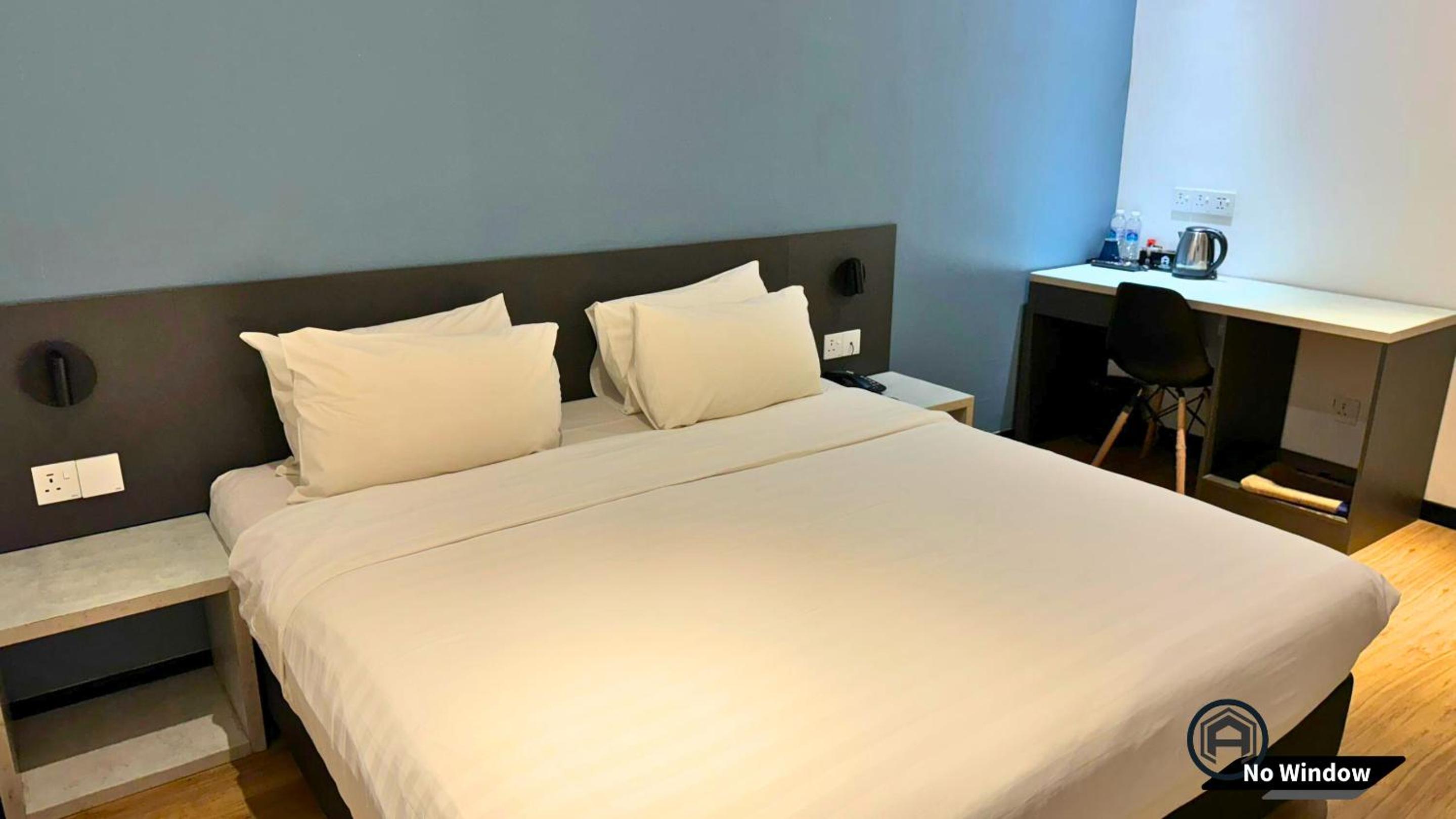 Deluxe King Room - Photo 11