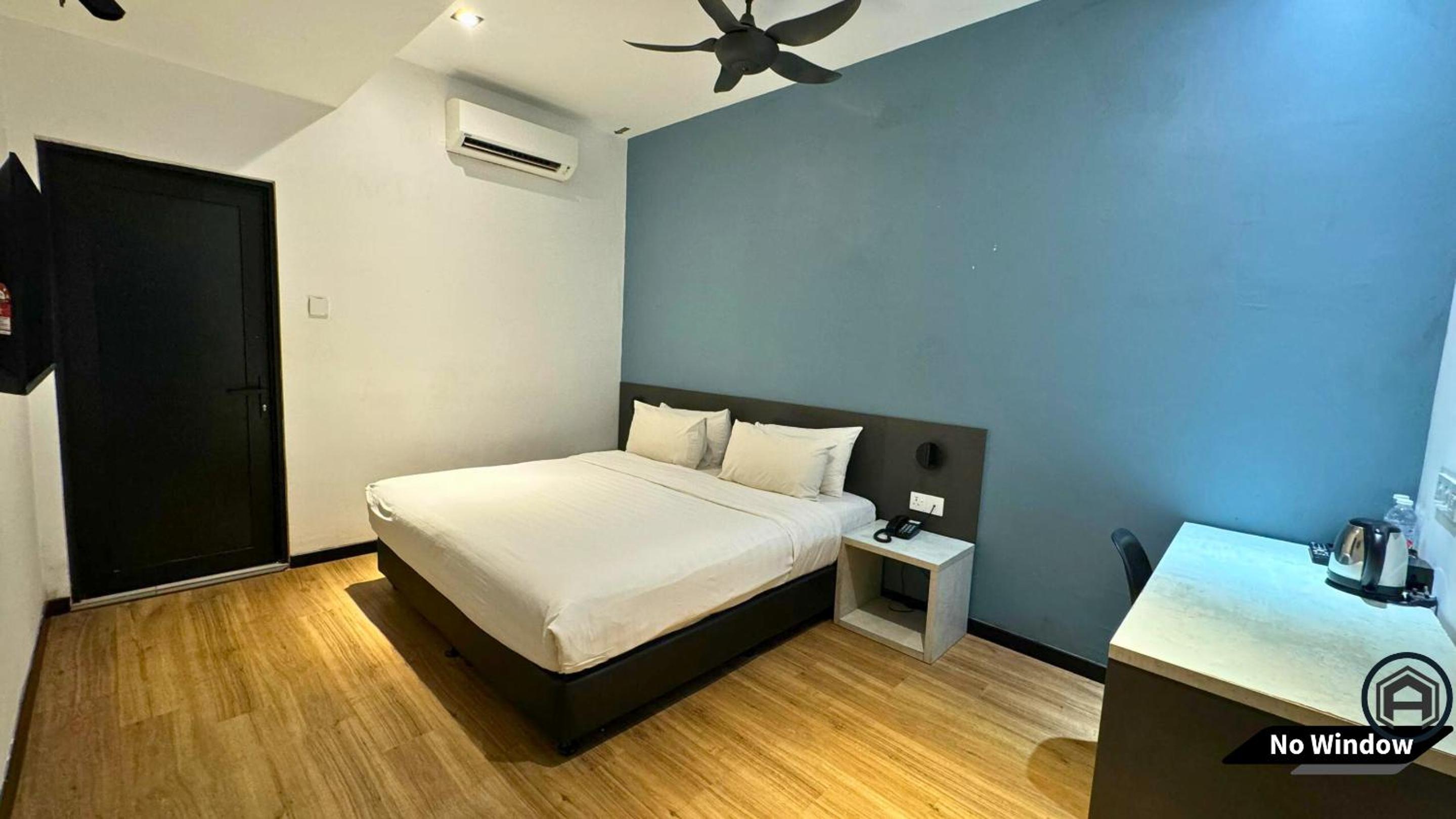 Deluxe King Room - Photo 2