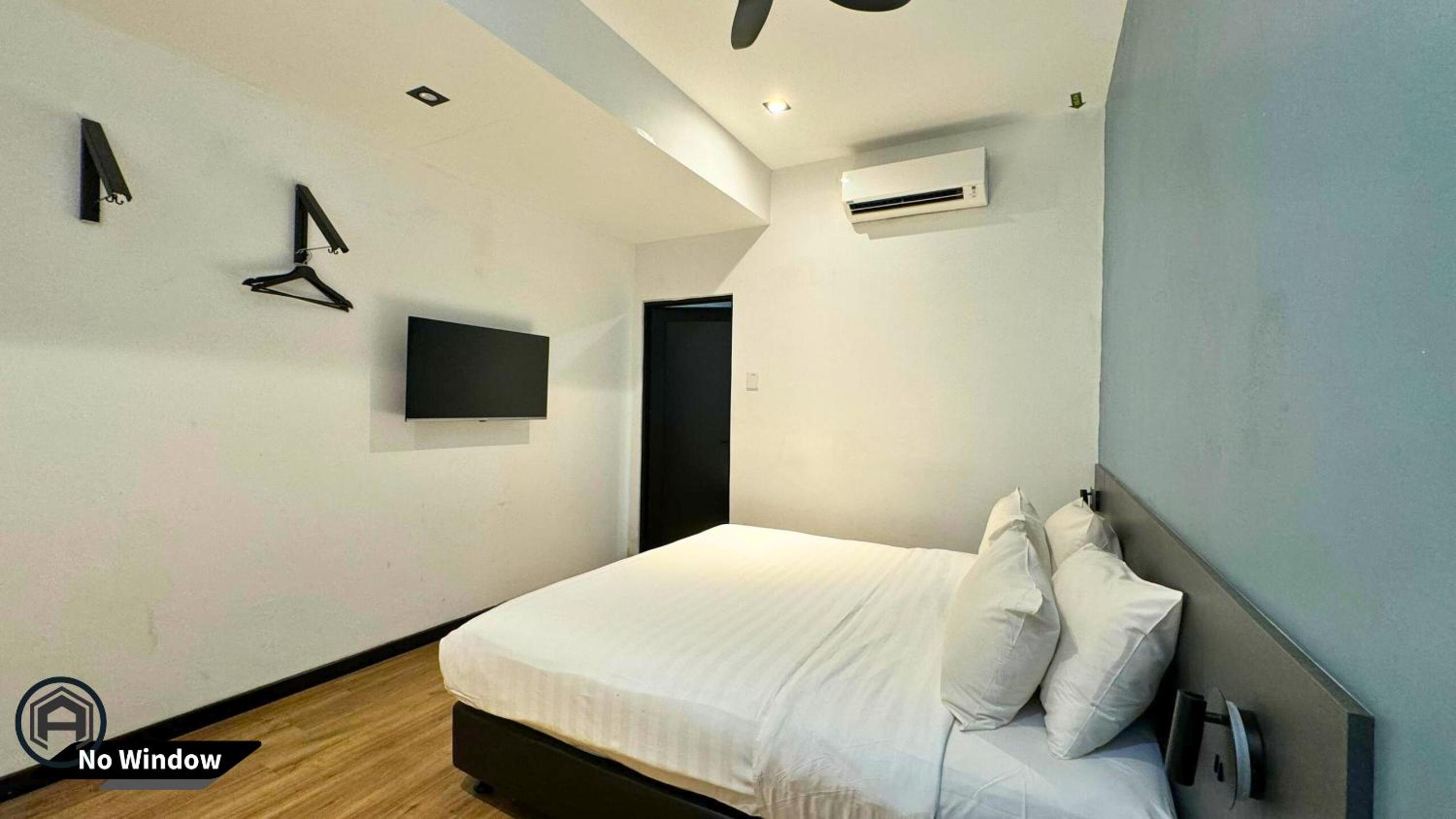 Deluxe King Room - Photo 7