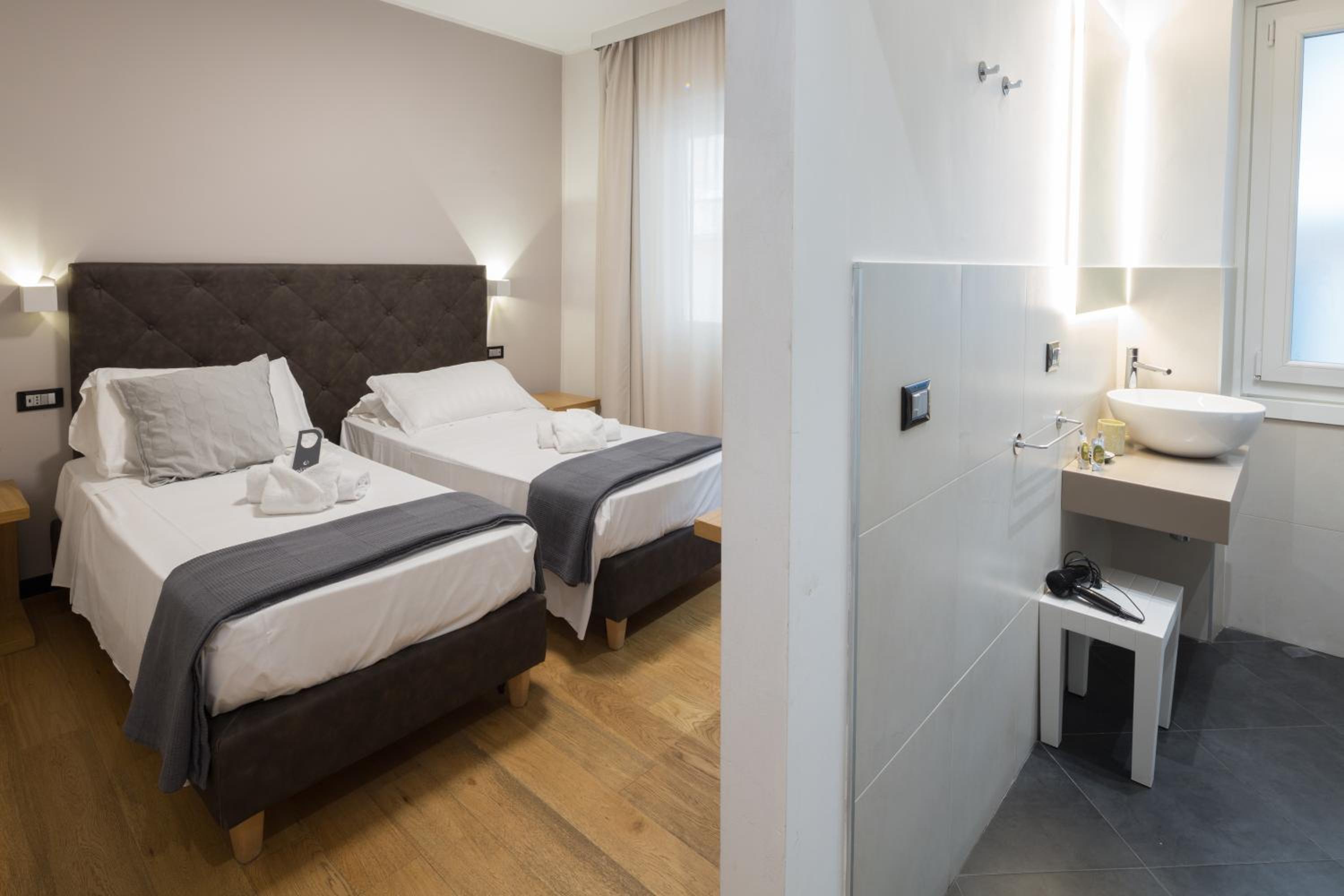Deluxe Double or Twin Room photo 3