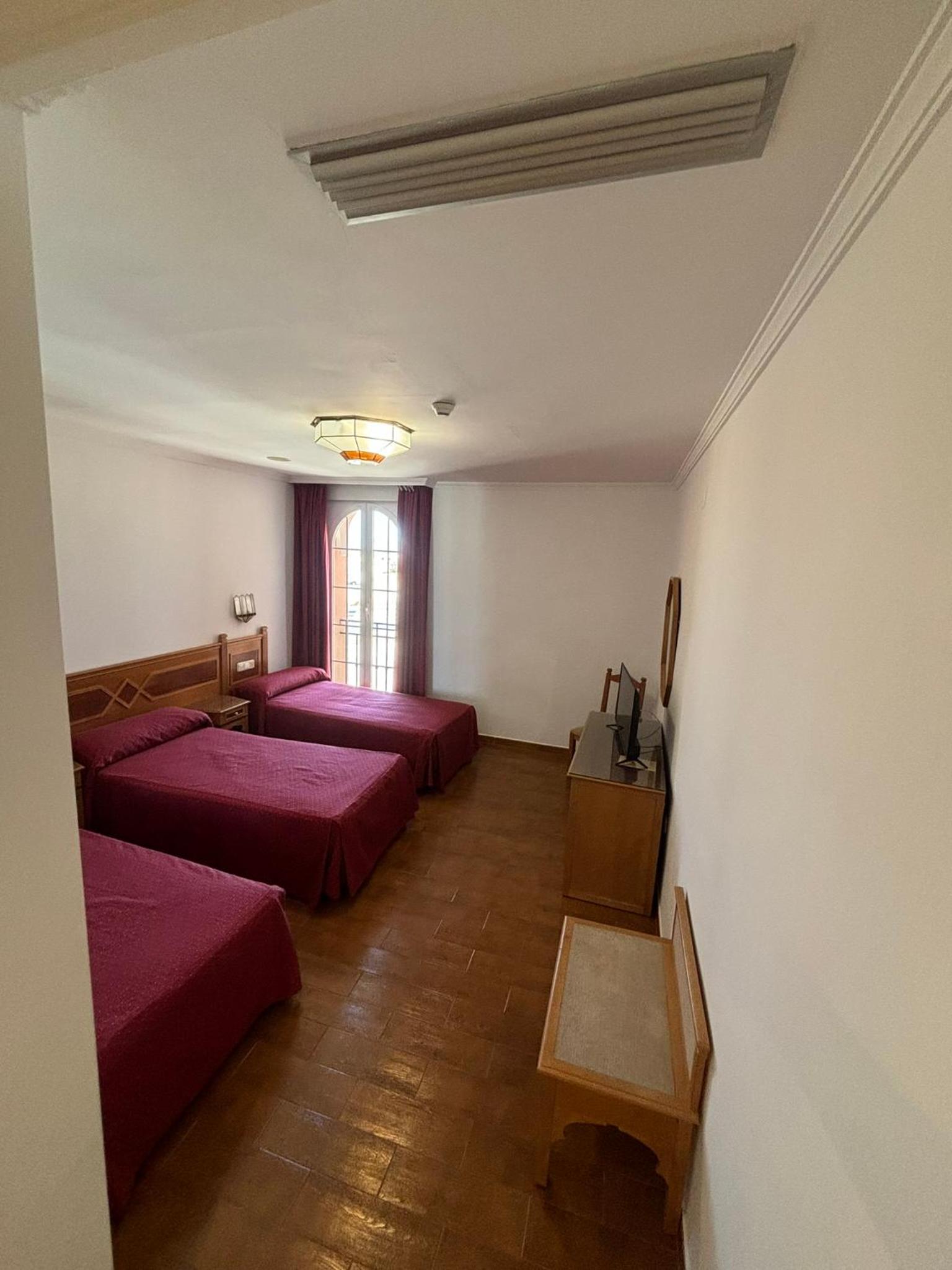 Triple Room with Private Bathroom - Photo 3