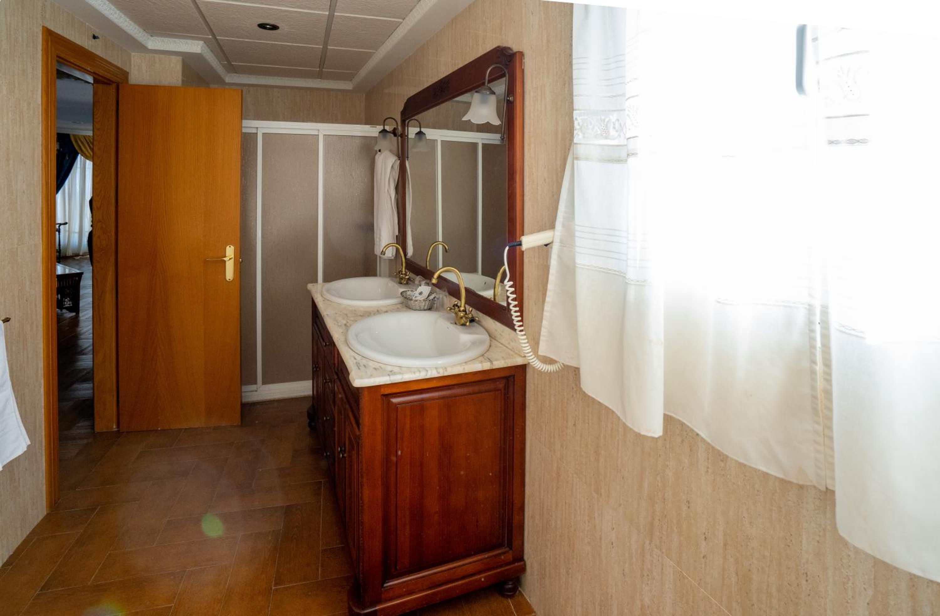 Suite - Photo 4
