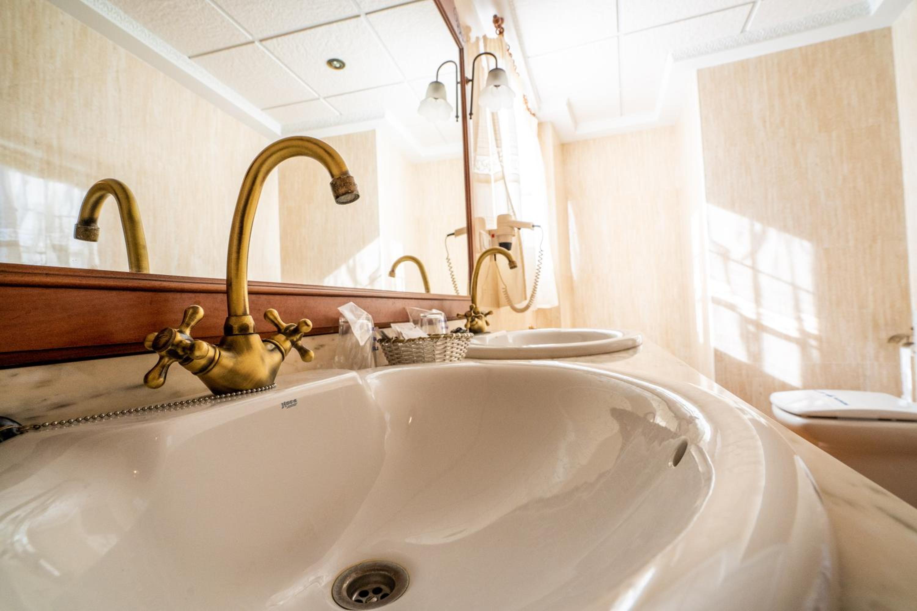 Suite - Photo 10