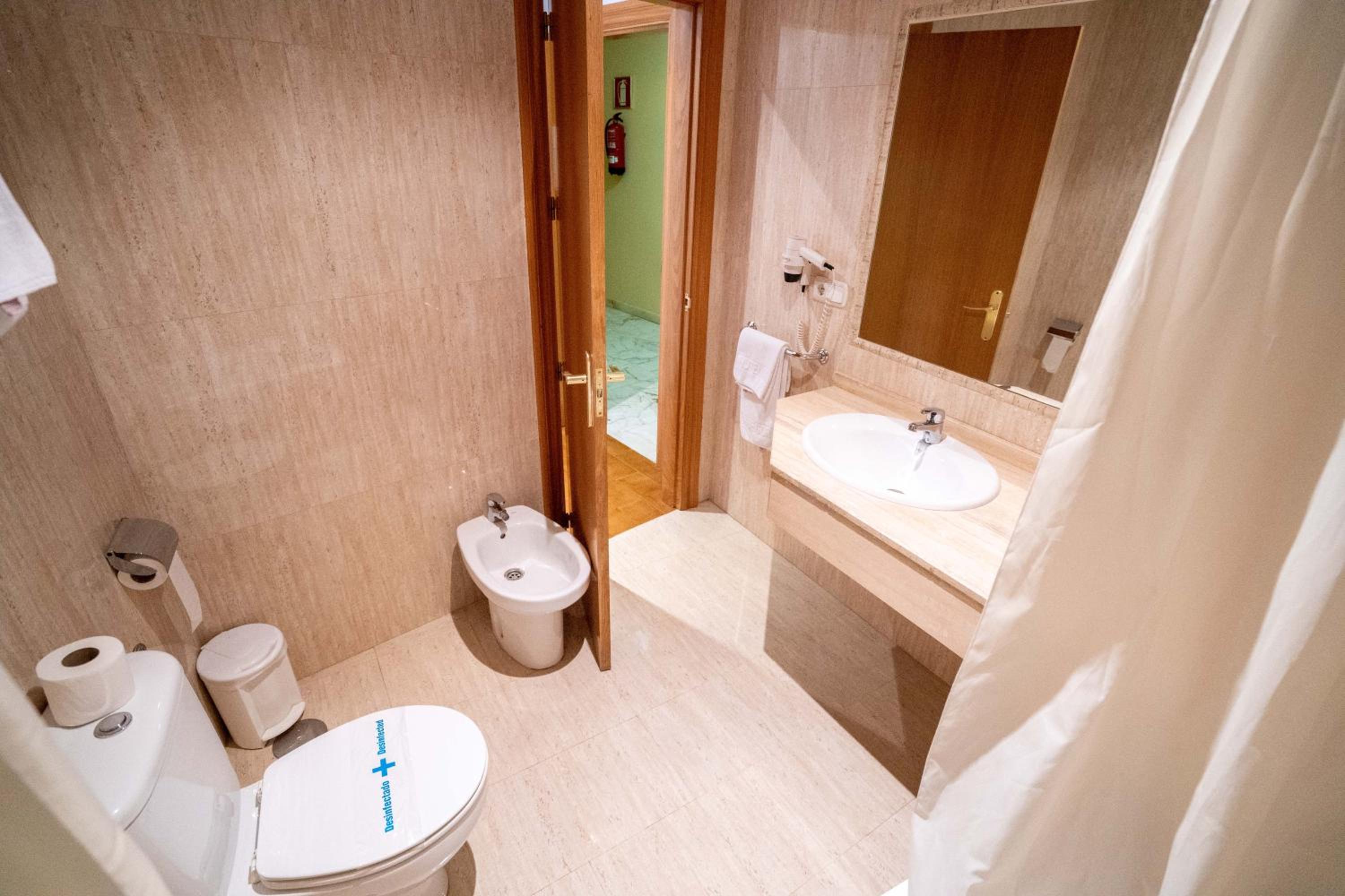 Triple Room with Private Bathroom - Photo 8