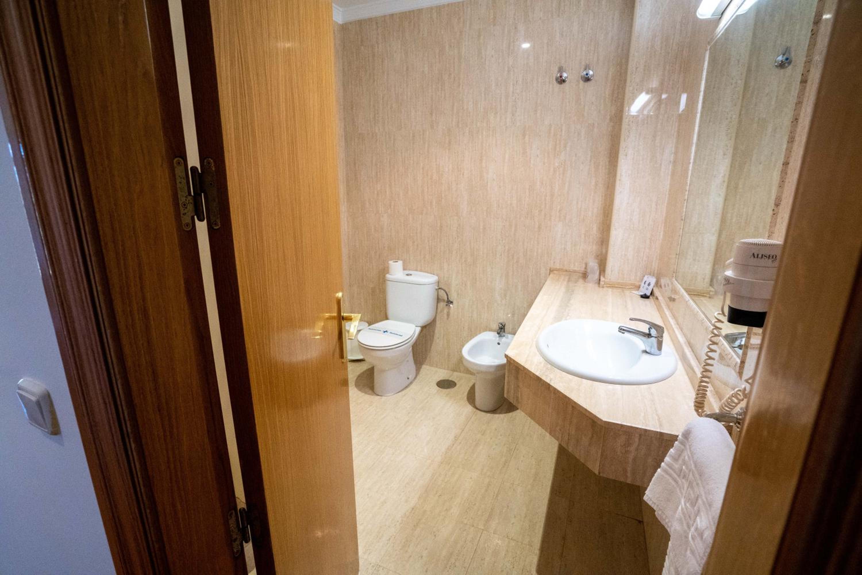 Triple Room with Private Bathroom - Photo 6