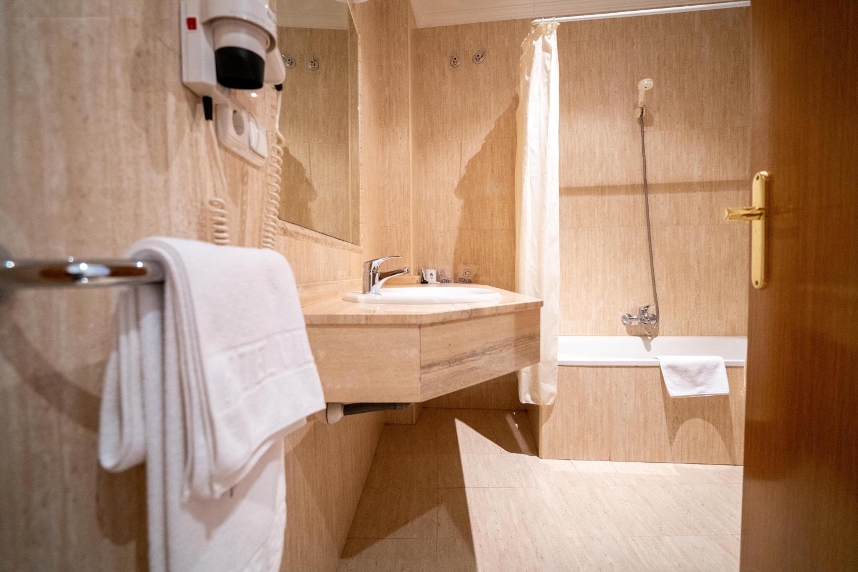 Triple Room with Private Bathroom - Photo 9