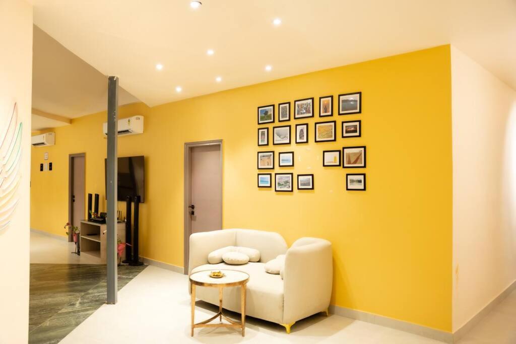 Five-Bedroom House photo 1