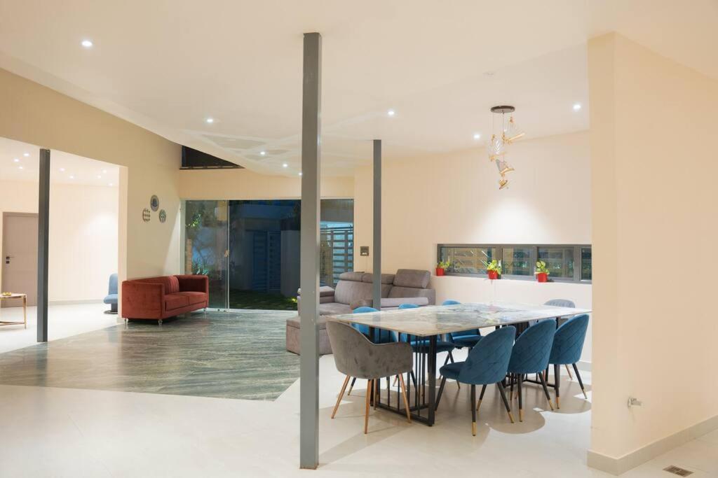 Five-Bedroom House photo 2