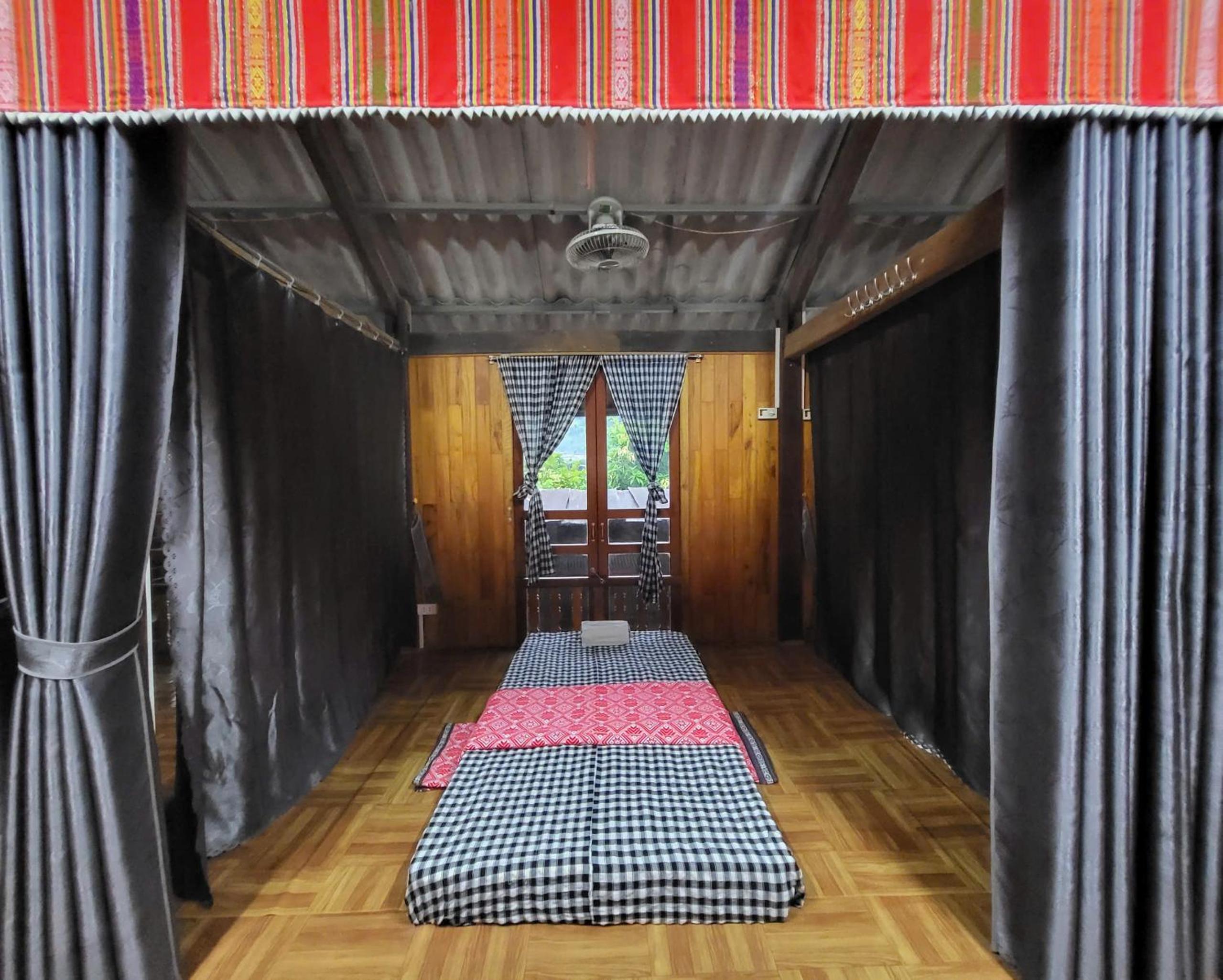 Single Bed in Mixed Dormitory Room