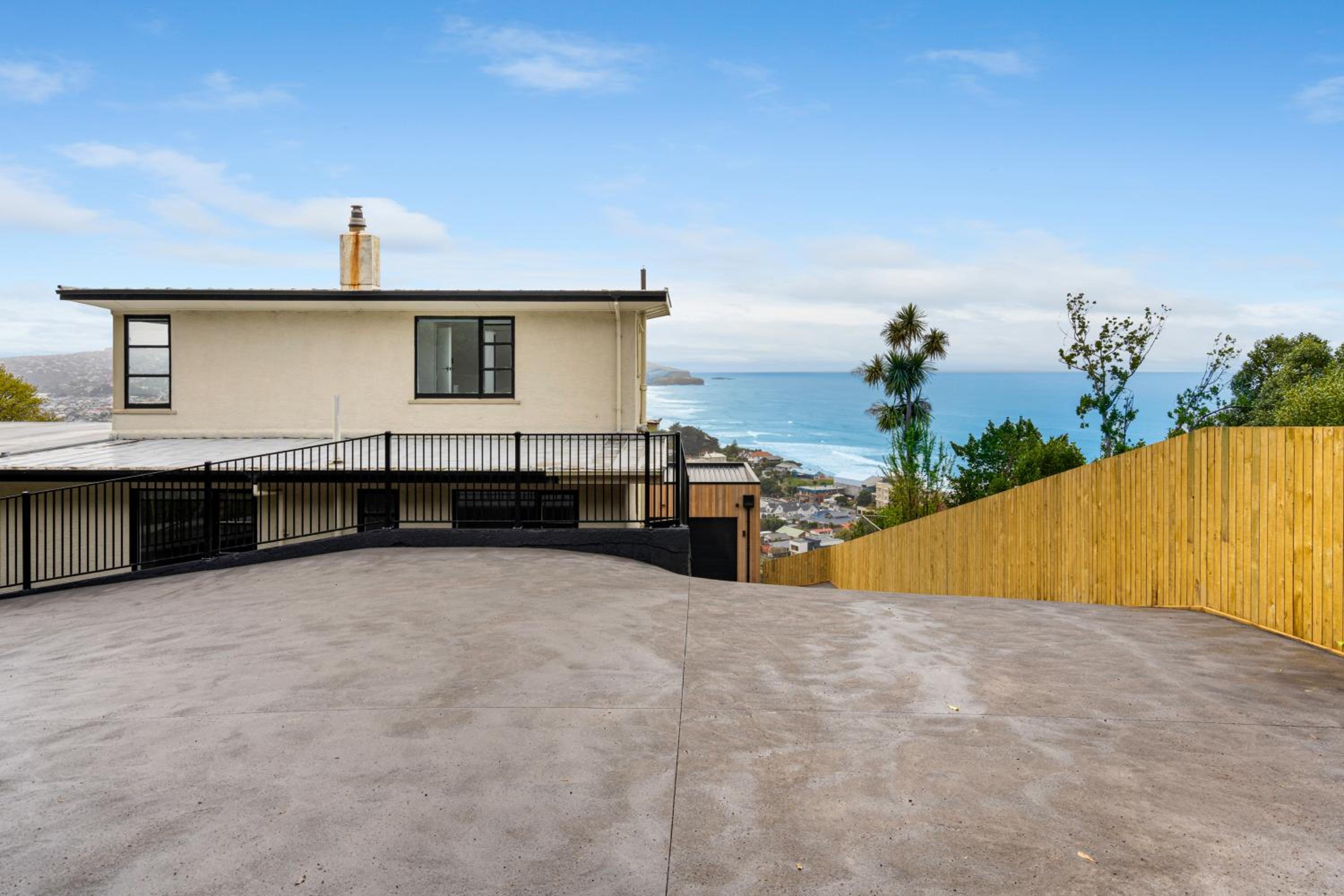 Five-Bedroom House photo 3
