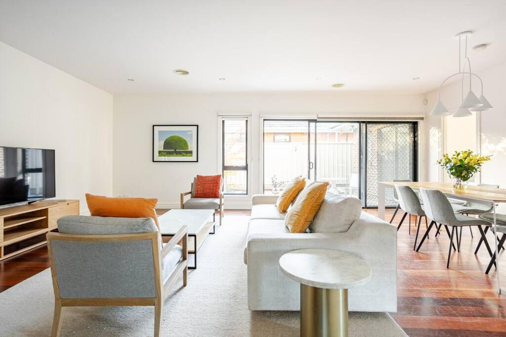 Three-Bedroom House photo 3