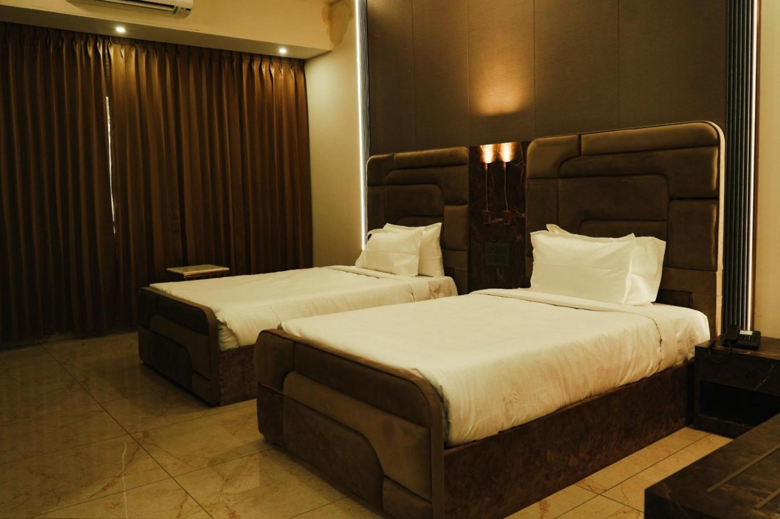 Deluxe Double Room (2 Adults + 1 Child) photo 2