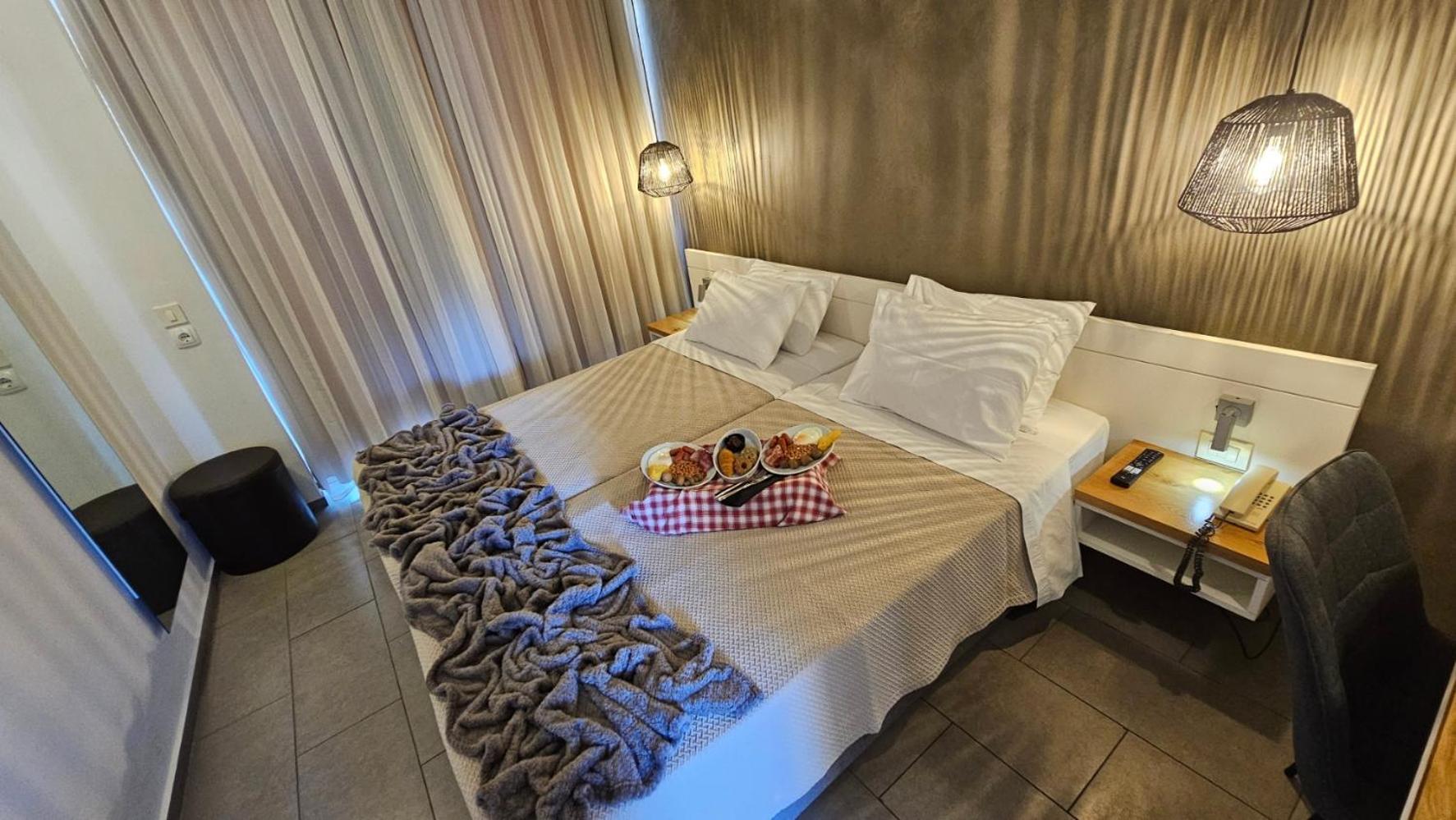 Standard Double or Twin Room - Photo 9