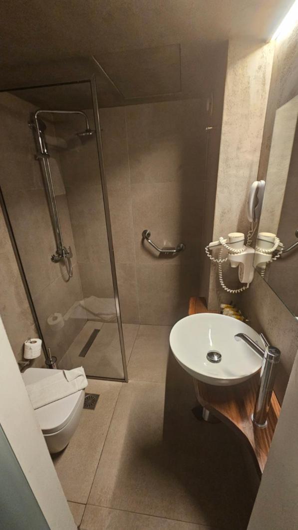Standard Double or Twin Room - Photo 6