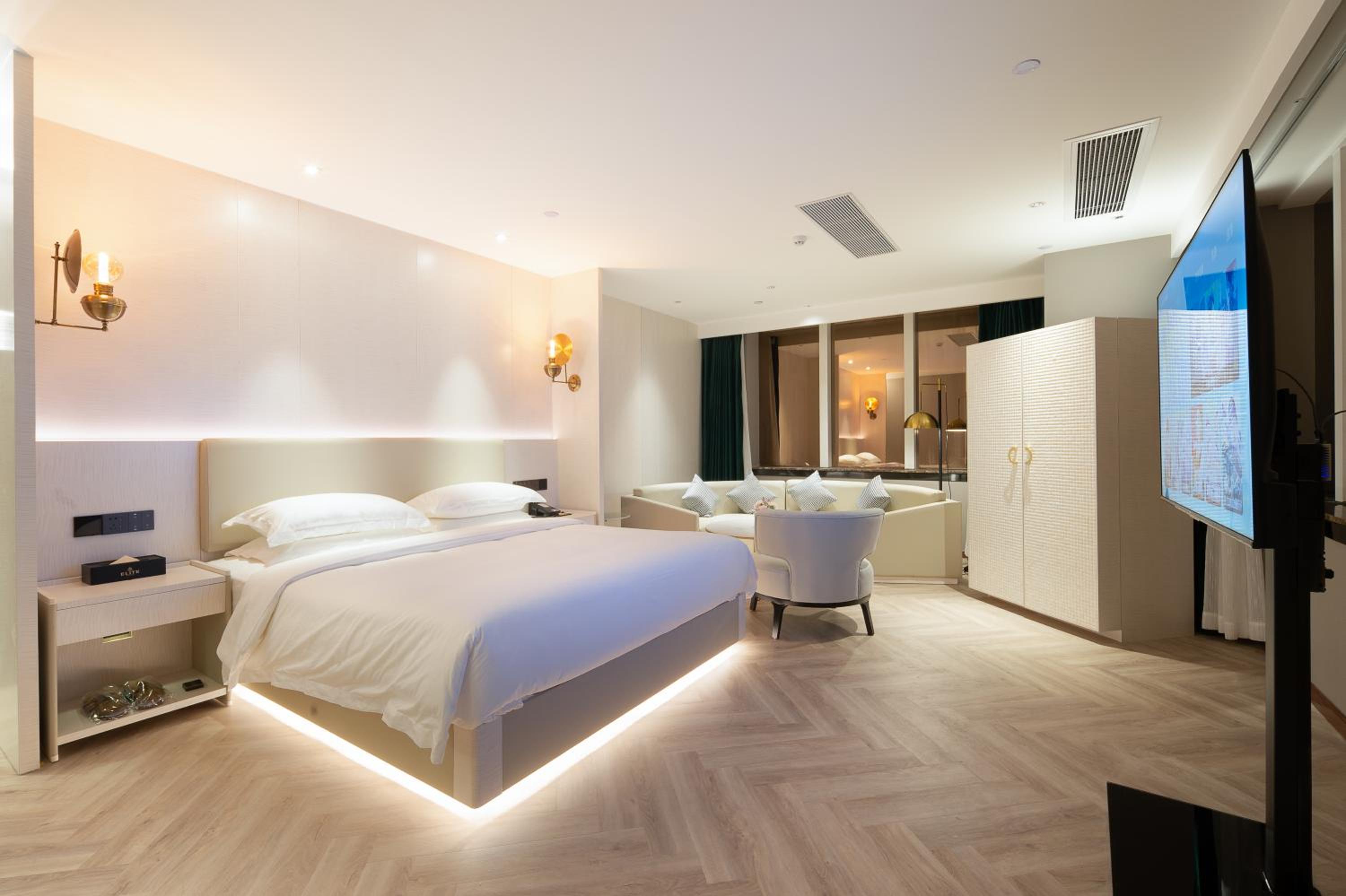 Deluxe Suite