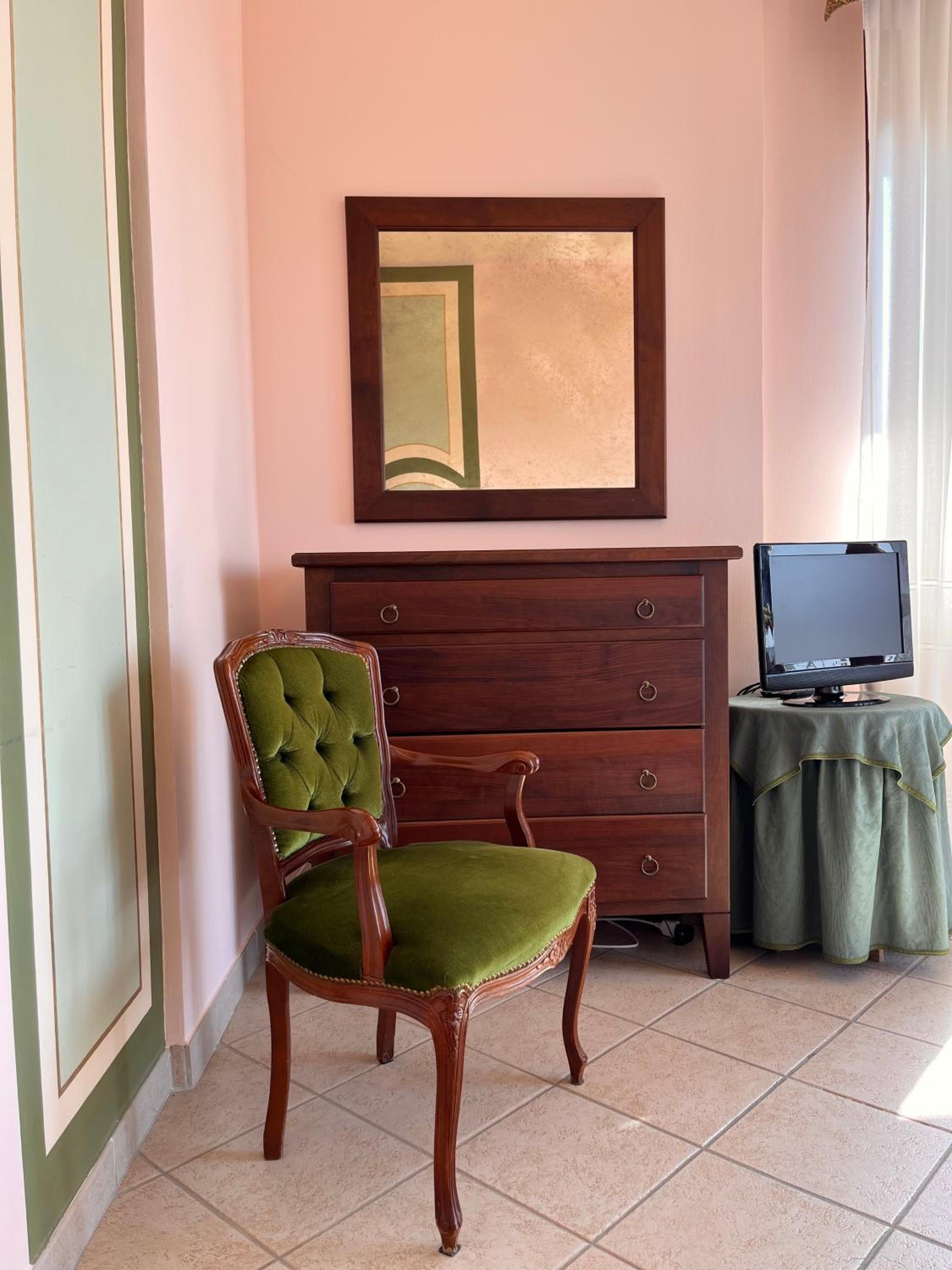 Double Room with Balcony - Photo 3