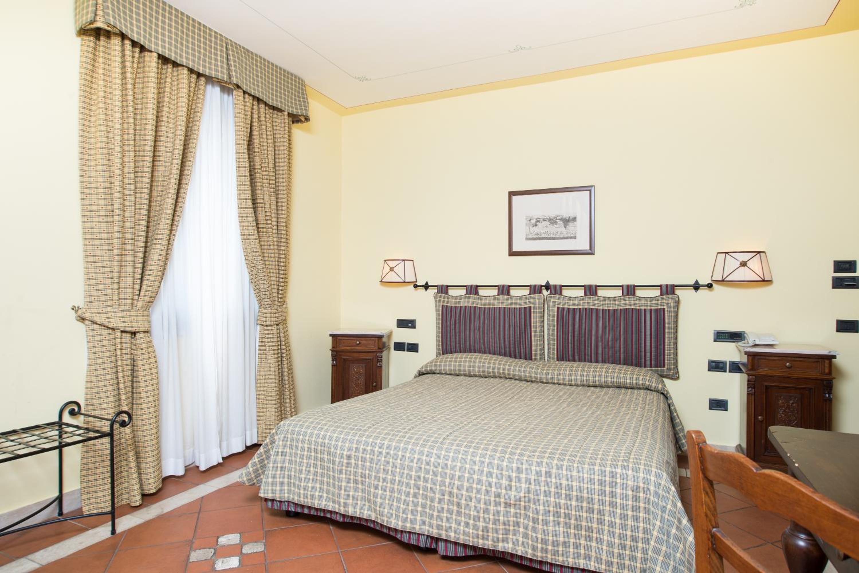 Suite - Photo 1