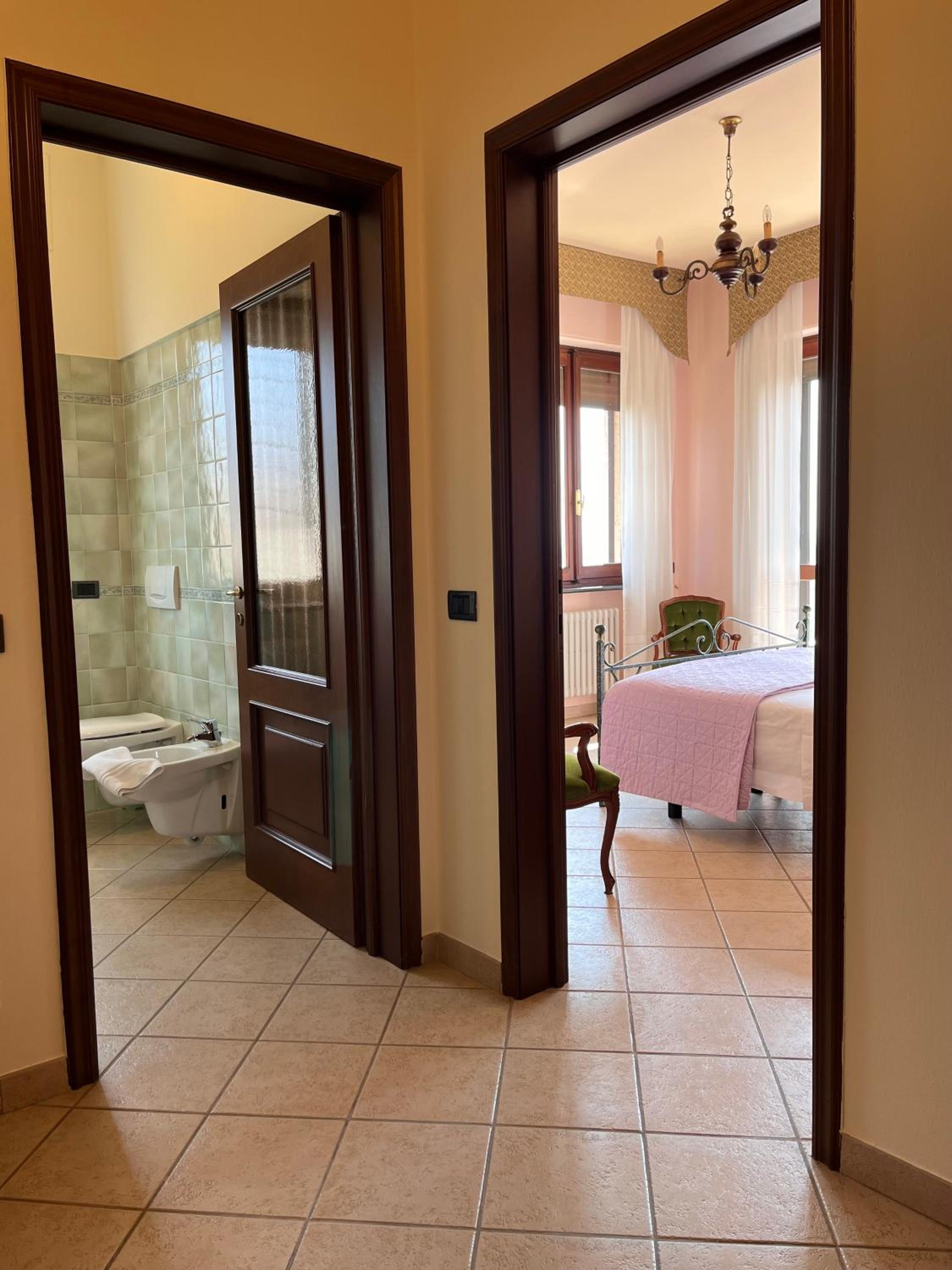 Double Room with Balcony - Photo 14