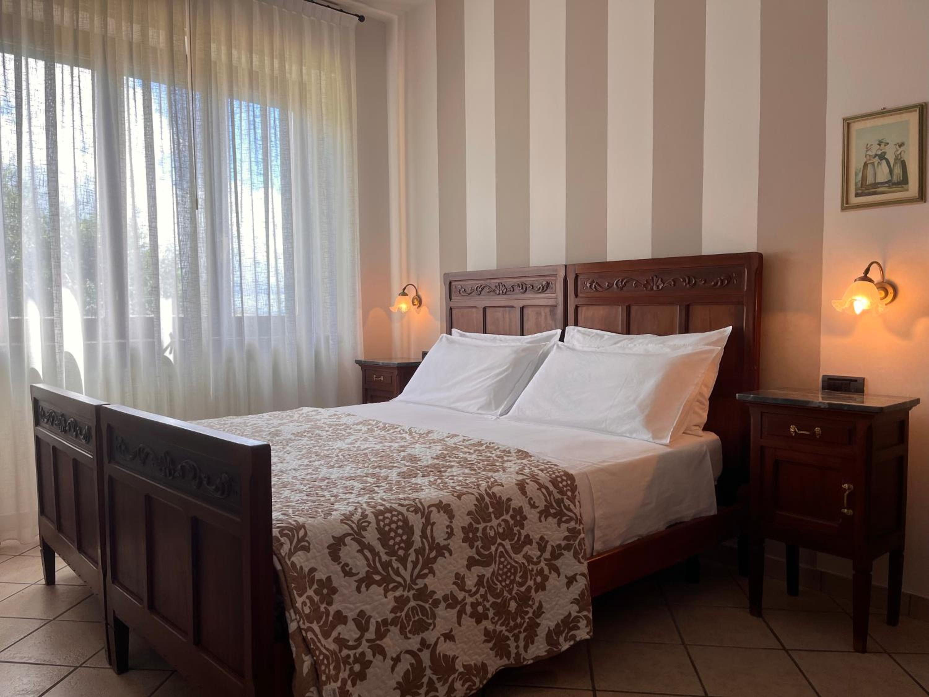 Double or Twin Room with Bathroom - Photo 12
