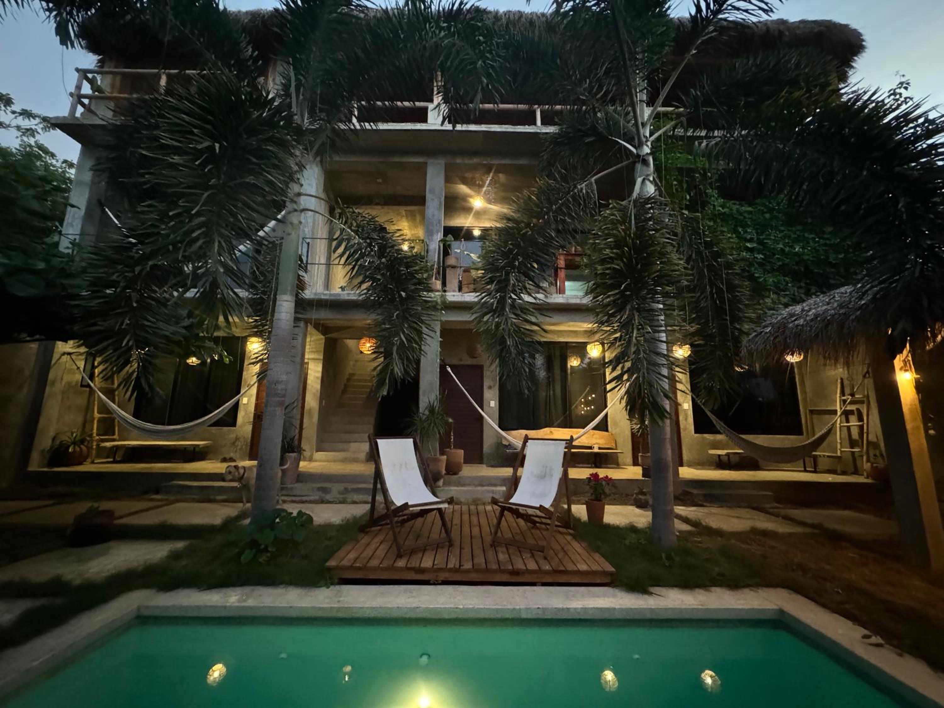 Queen Room with Pool View - Photo 4