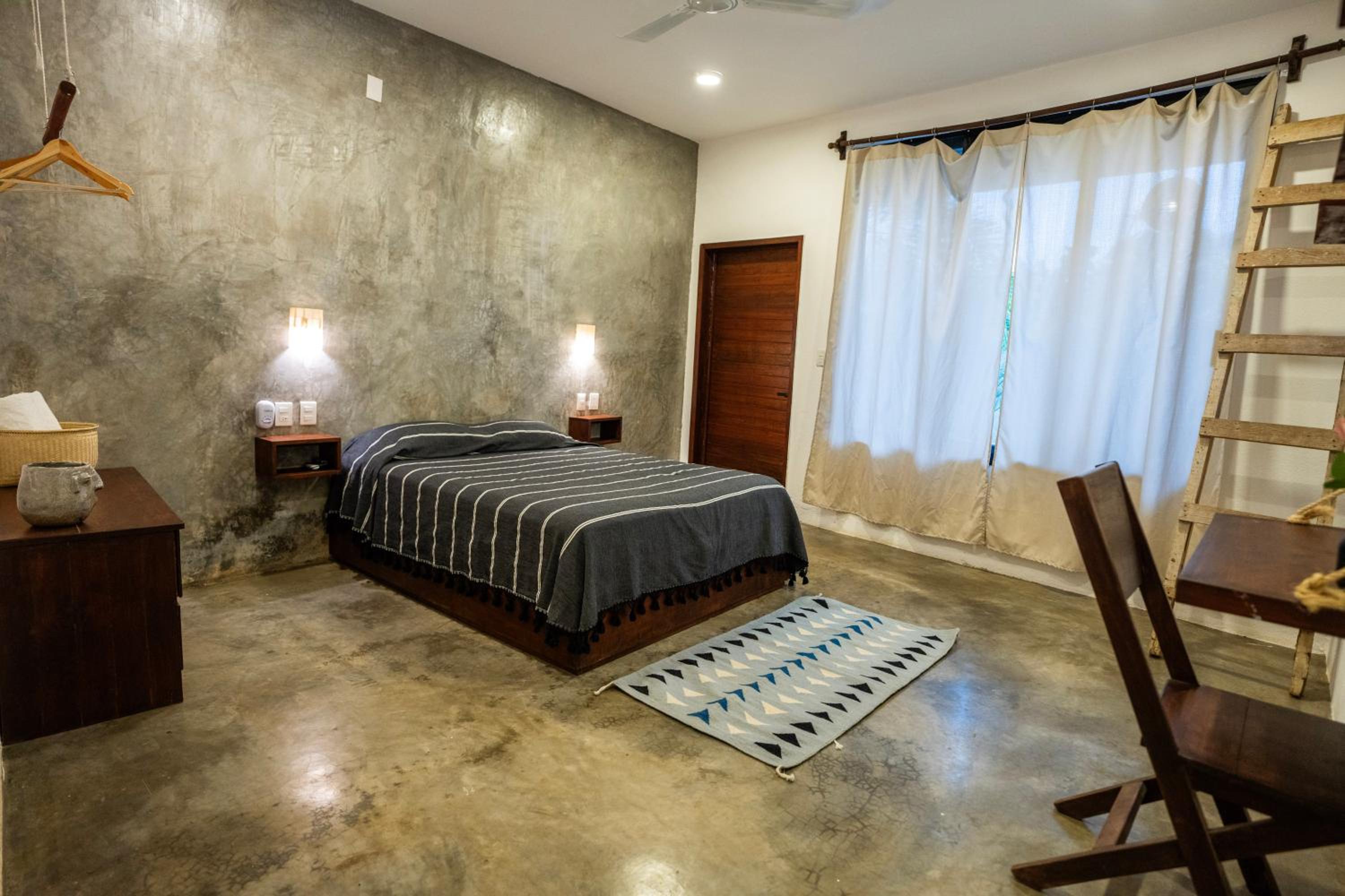 Queen Room with Pool View - Photo 1