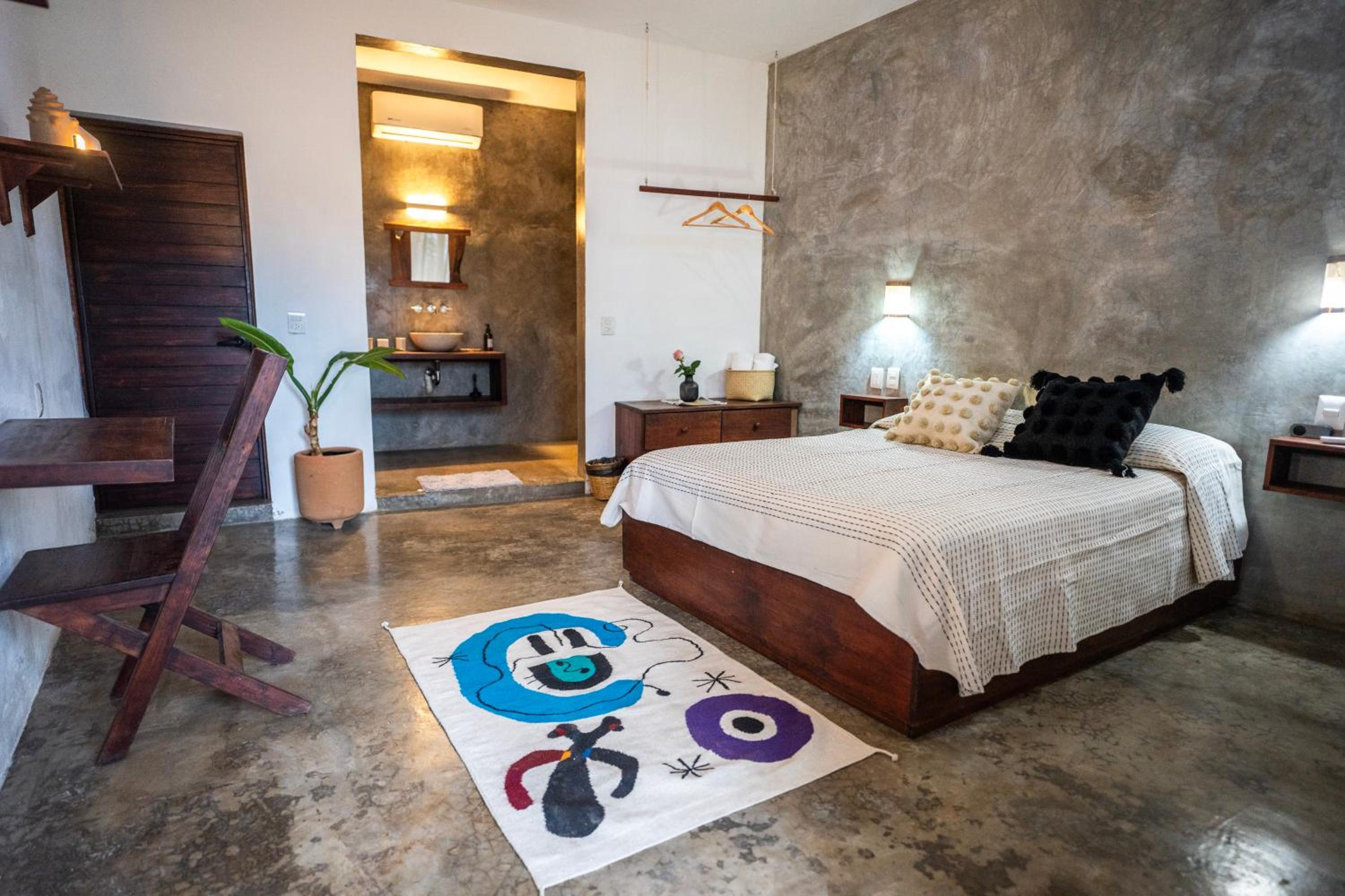 Queen Room with Pool View - Photo 6