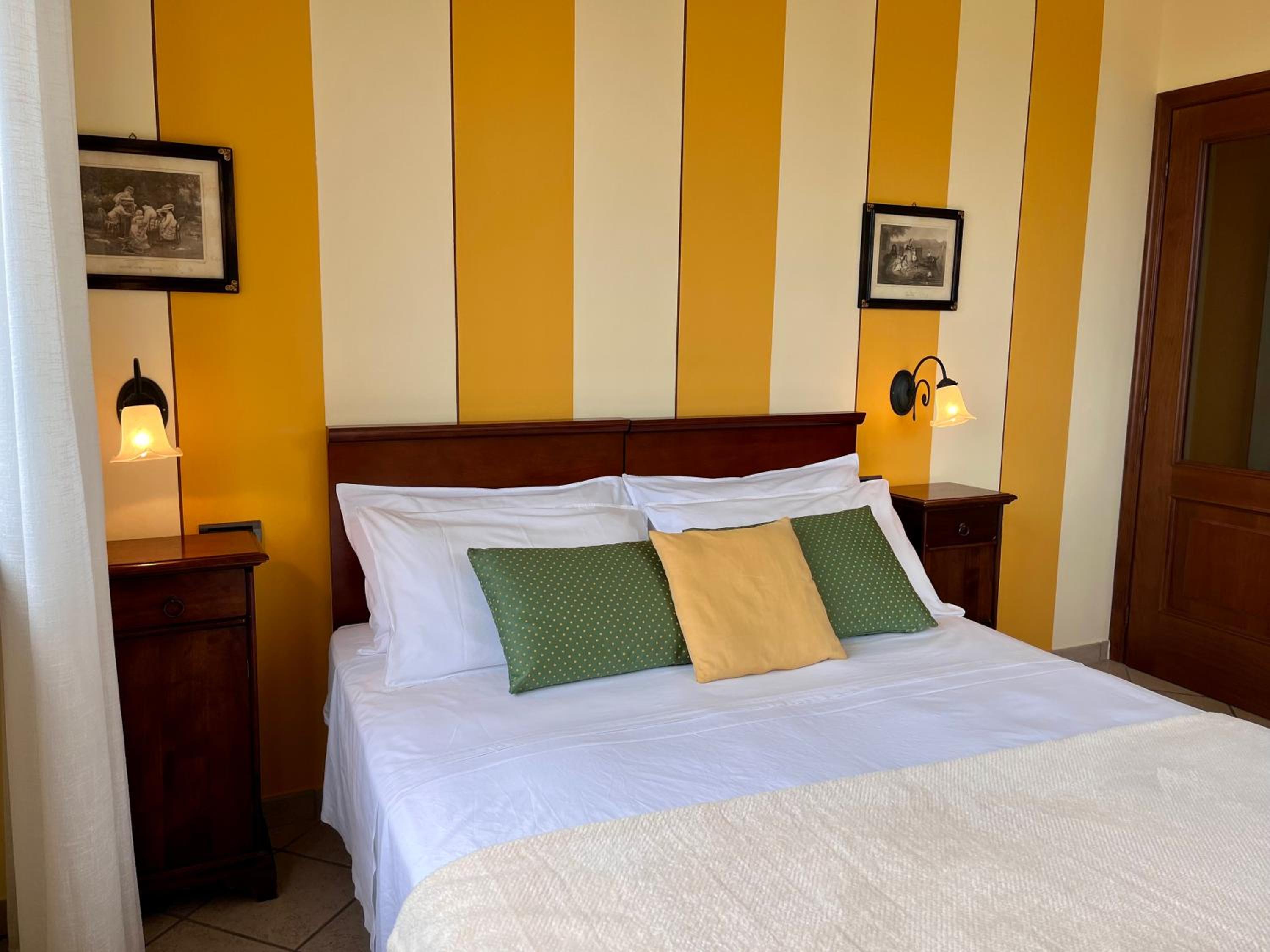 Double or Twin Room with Bathroom - Photo 10