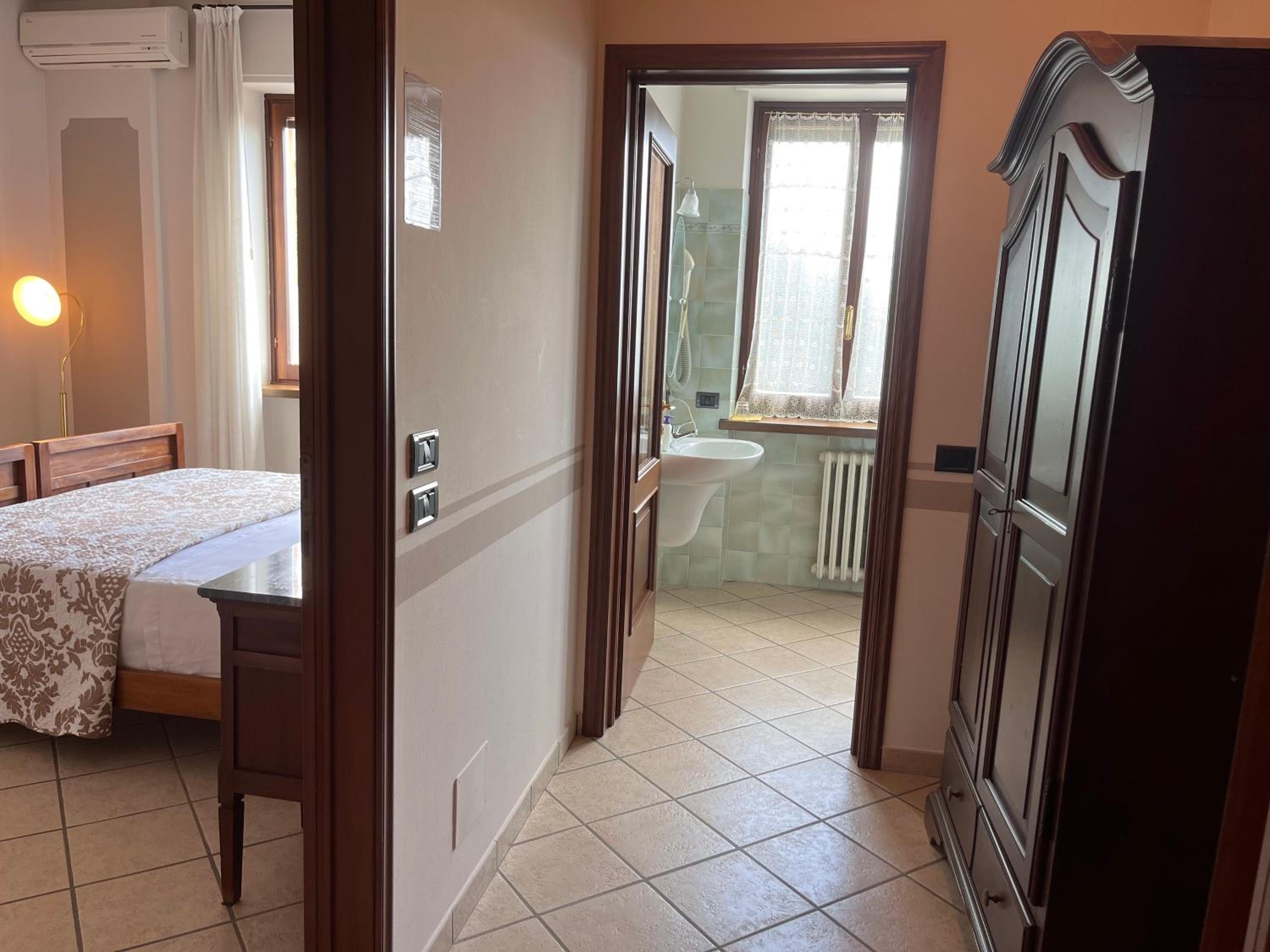 Double or Twin Room with Bathroom - Photo 8