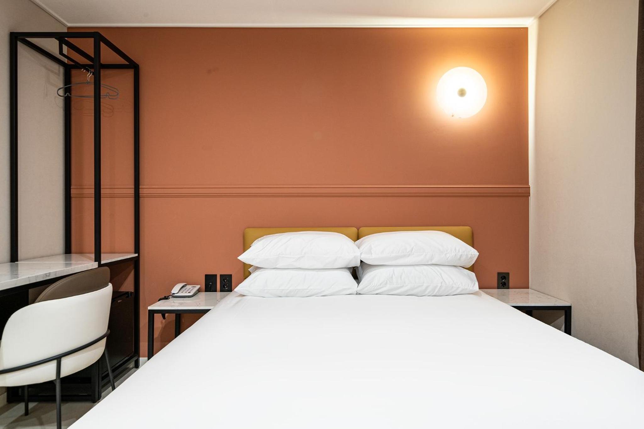 Standard Queen Room