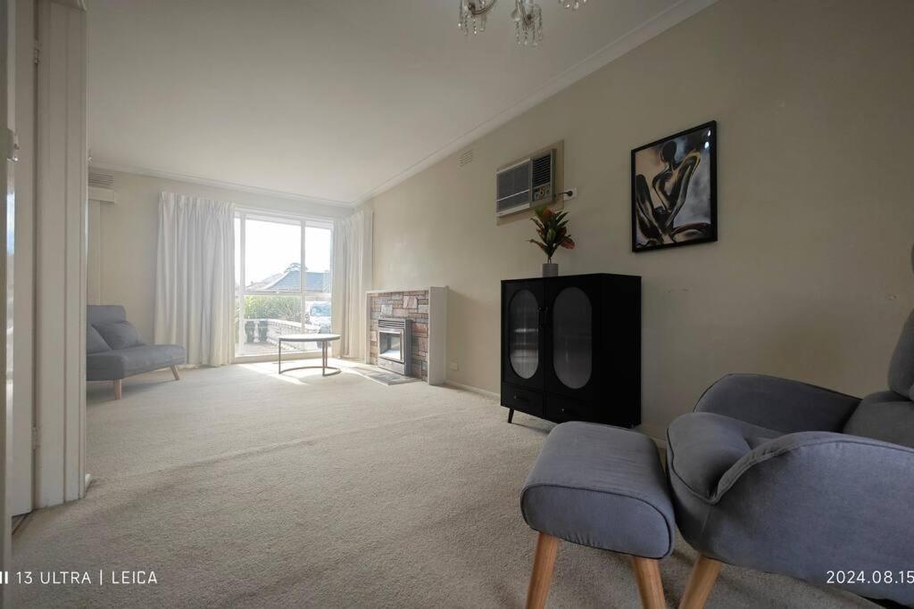 Three-Bedroom House photo 3