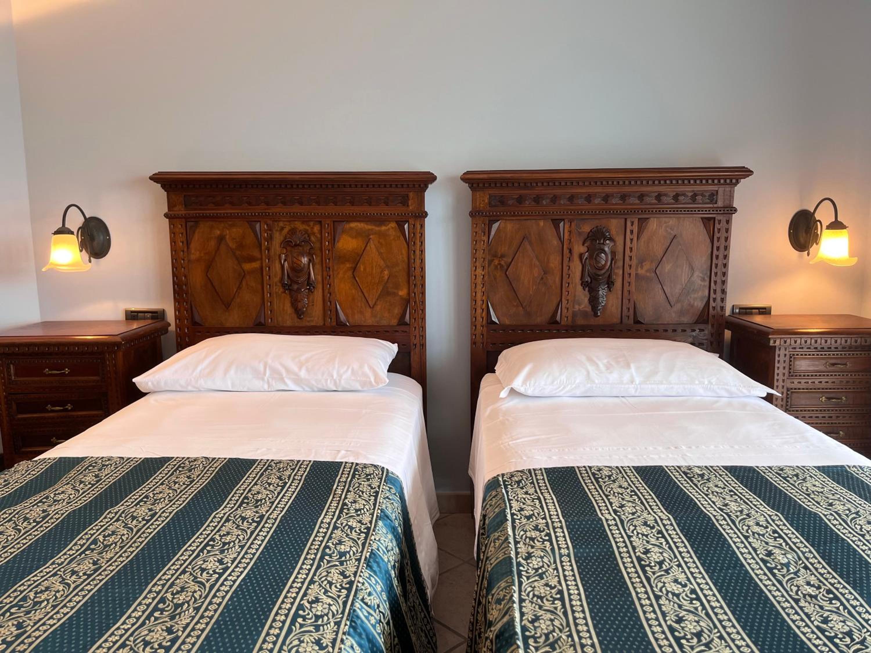 Double or Twin Room with Bathroom - Photo 18