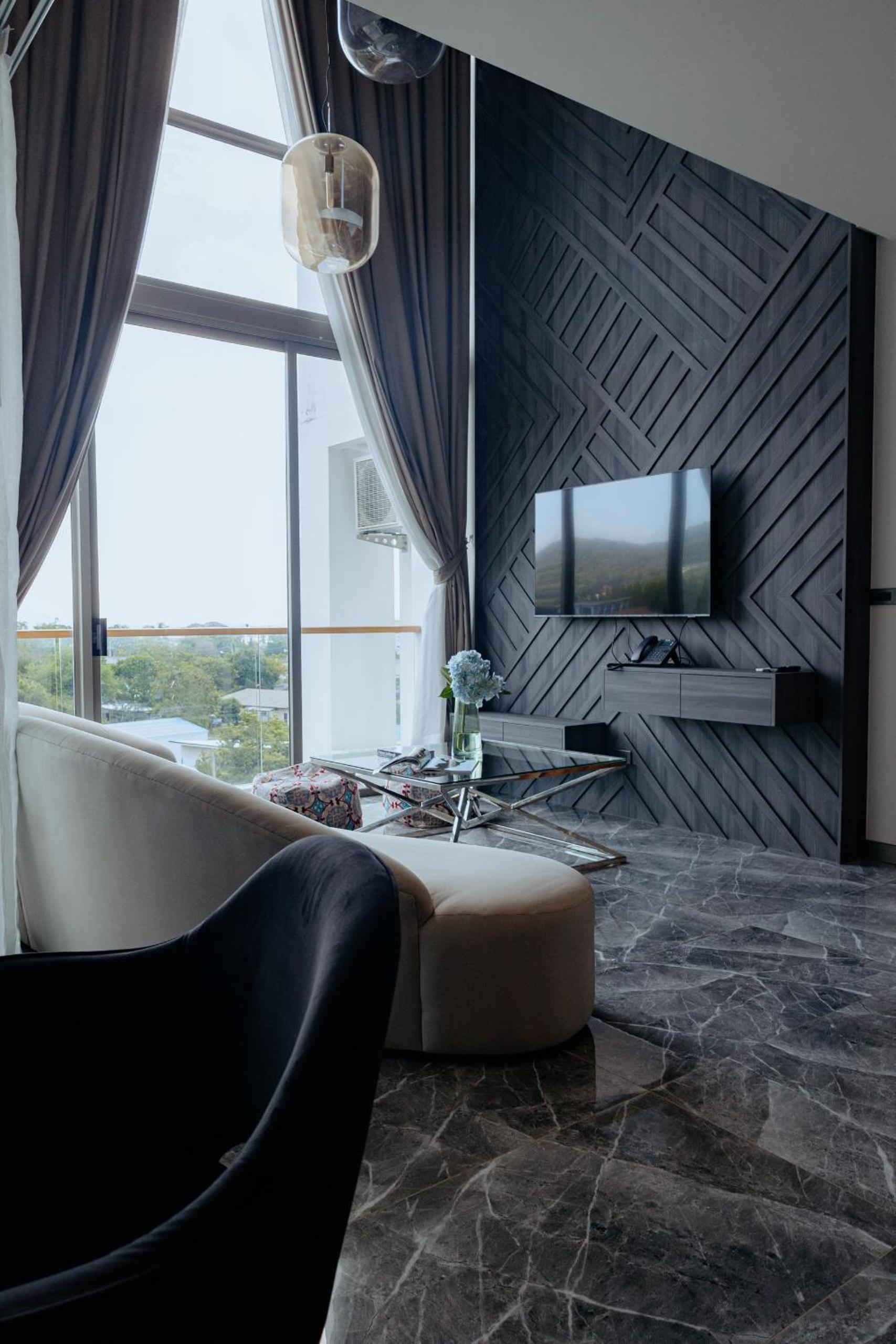 Three-Bedroom Apartment with Mountain View
