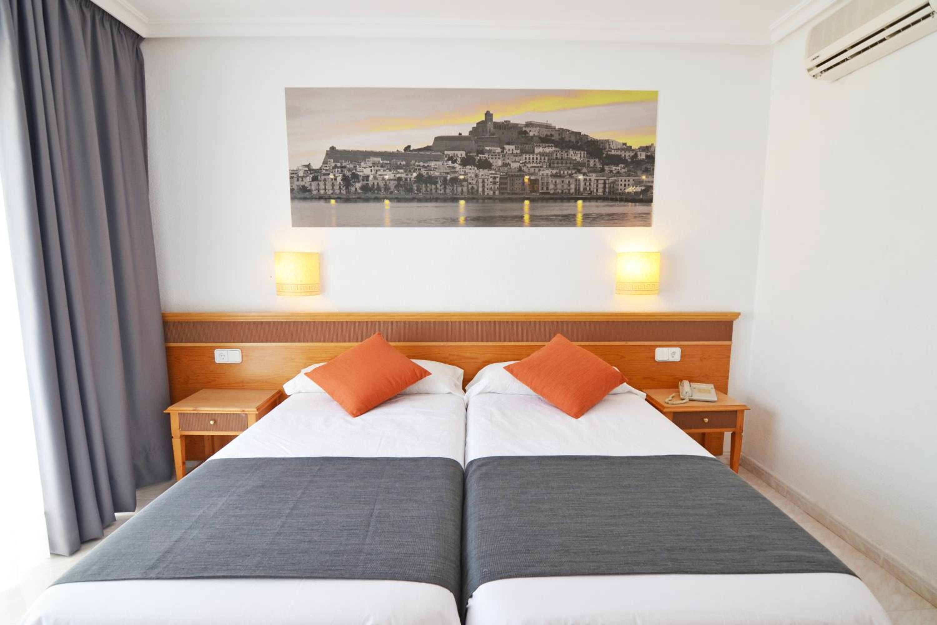 Twin Room with Pool View photo 2