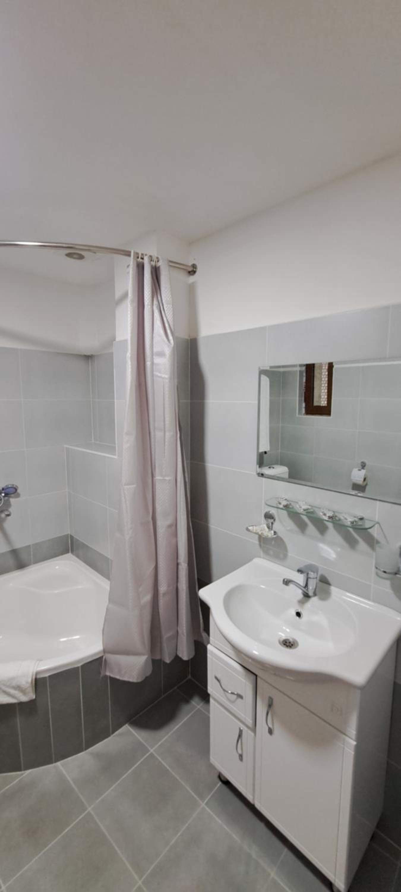 Economy Triple Room photo 3