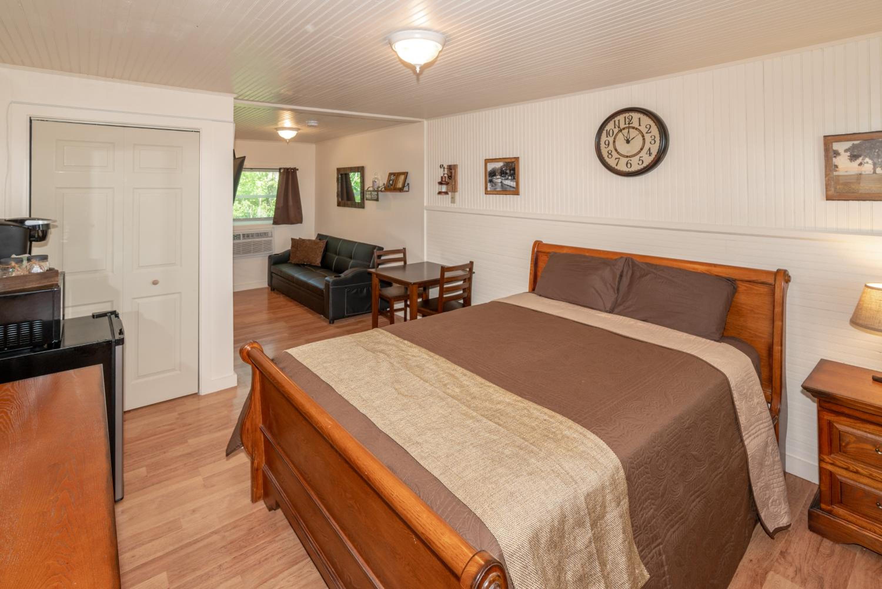 Ontario Lodge 1 Queen Bed photo 3