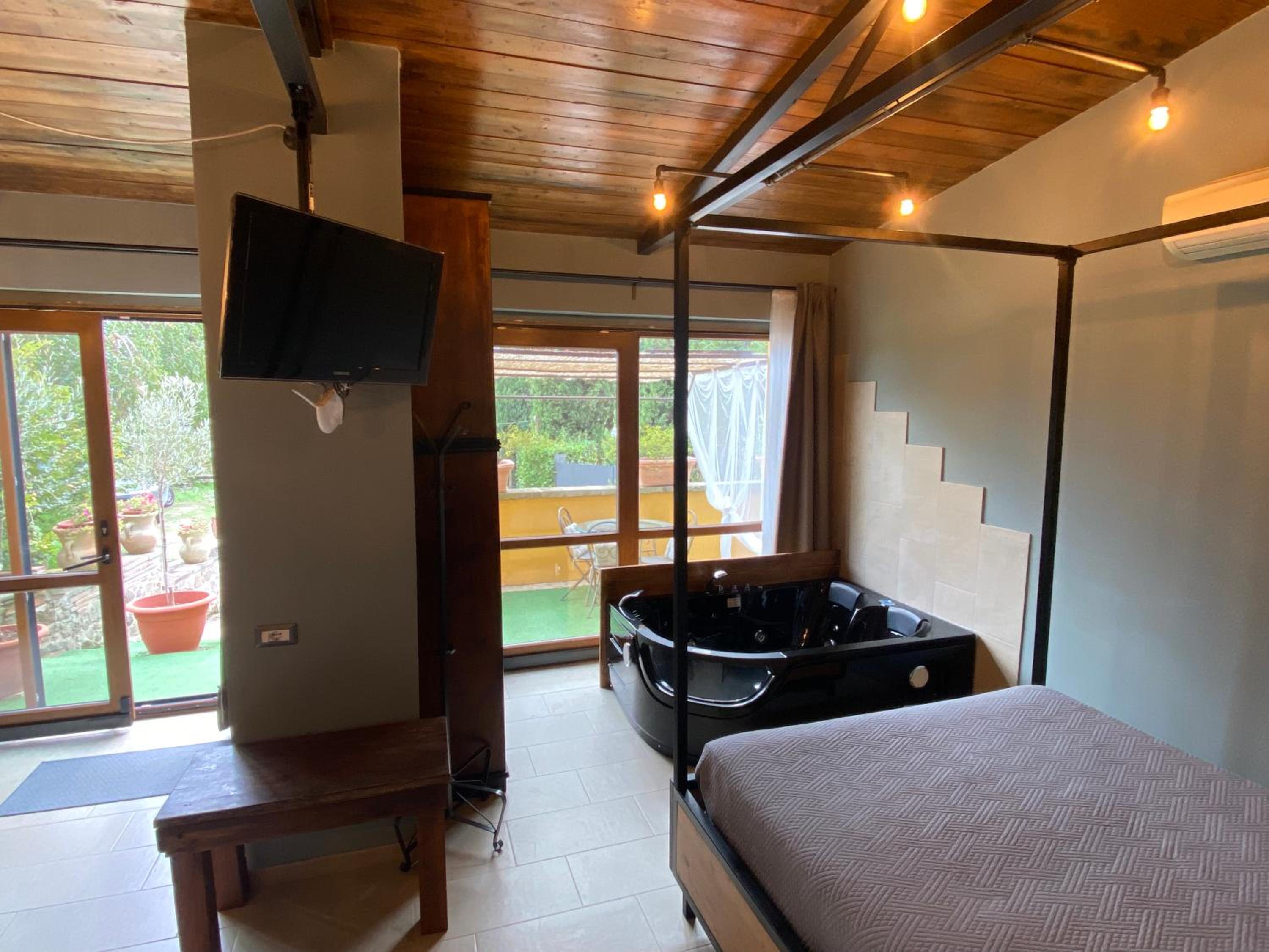 Suite with Lake View - Photo 8