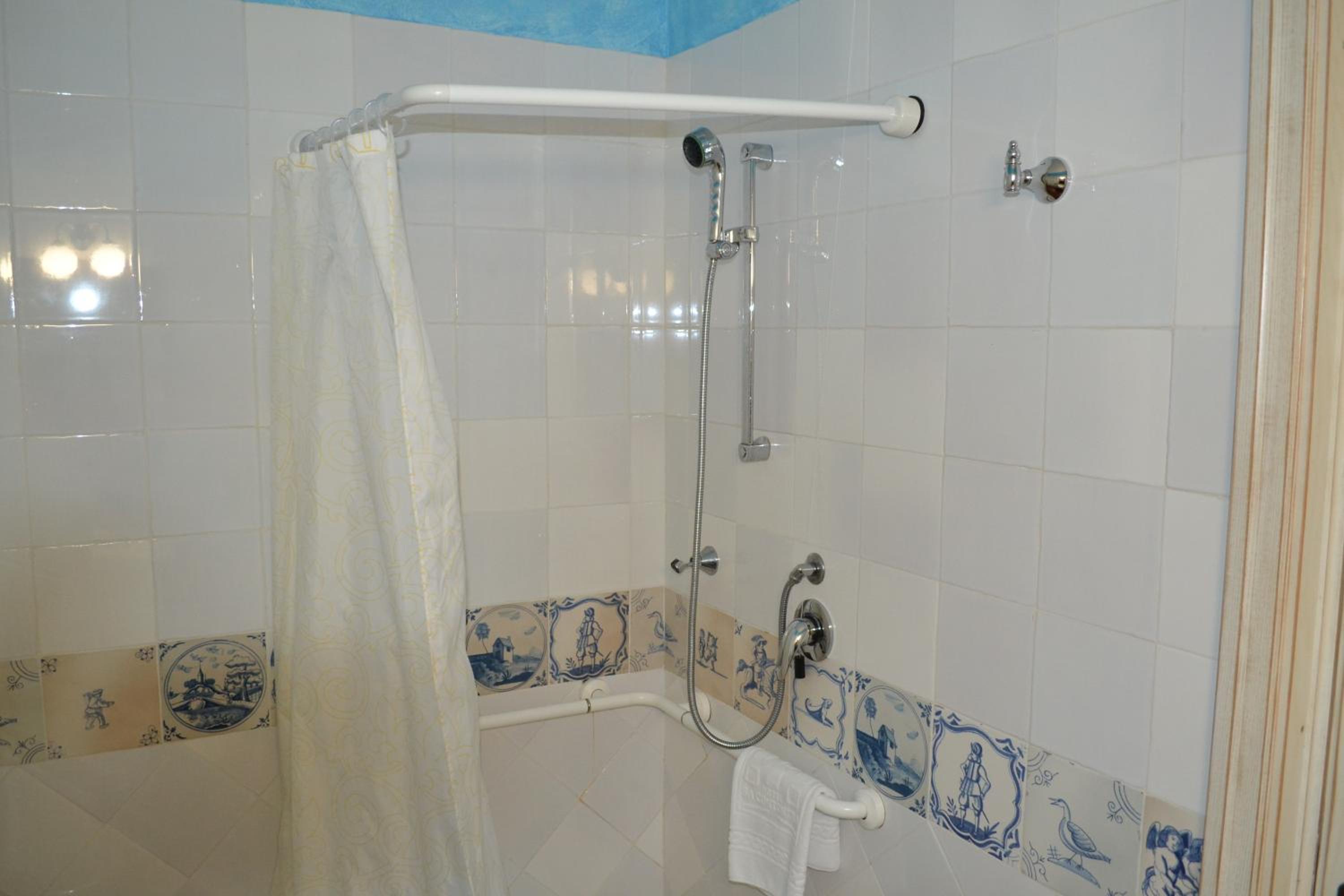Double or Twin Room - Disability Access - Photo 4