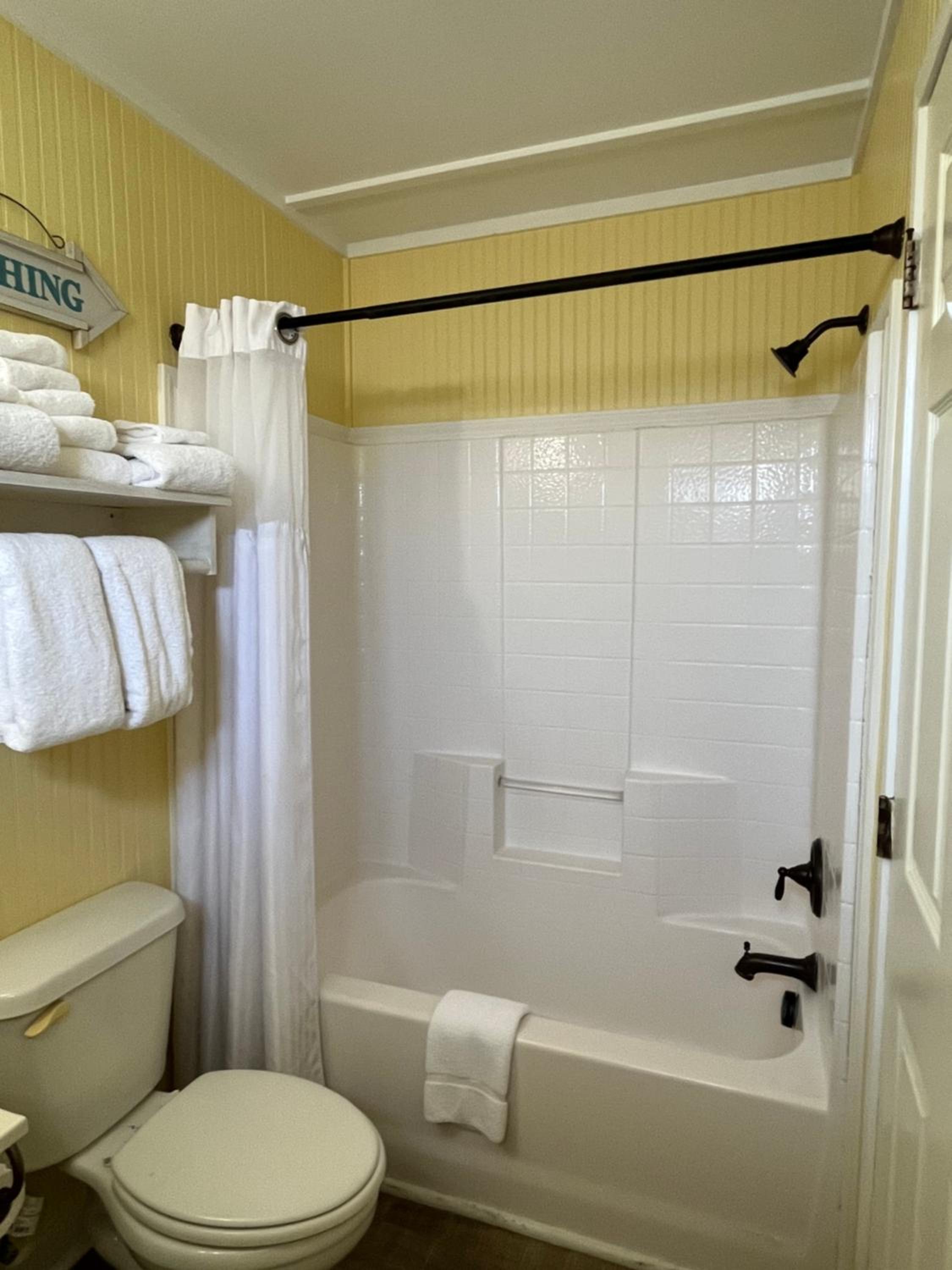 Deluxe King Suite - Photo 7