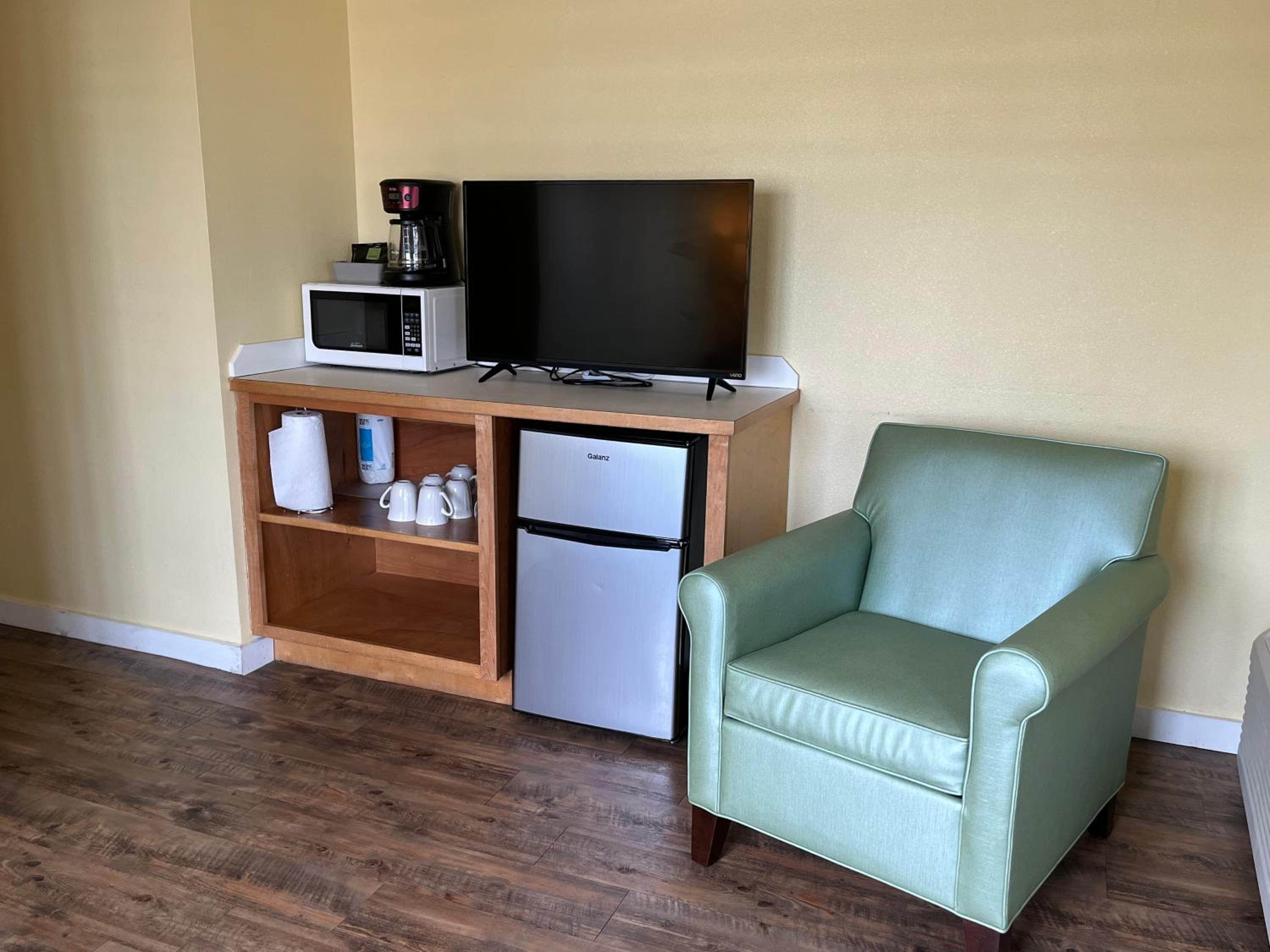 One-Bedroom Suite - Photo 2