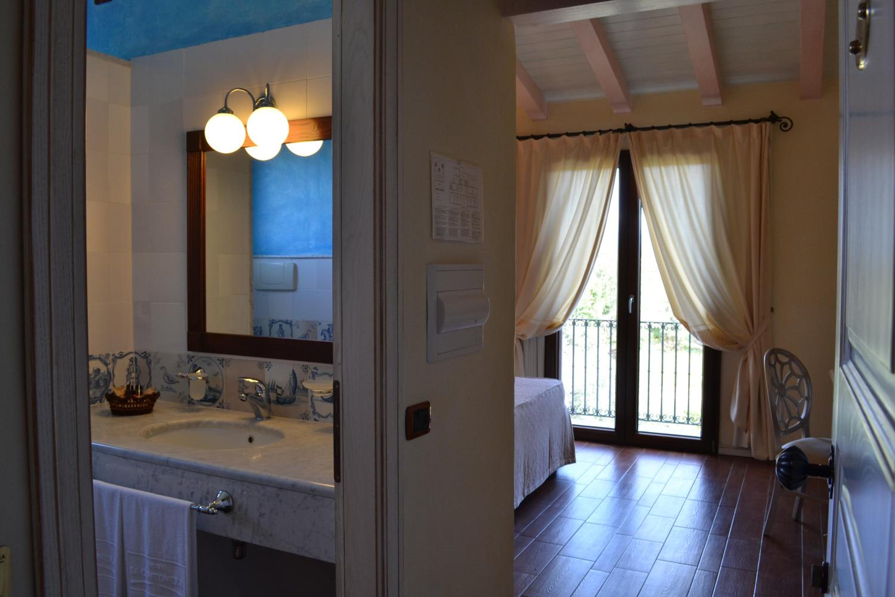 Double Room with Pool View - Photo 4